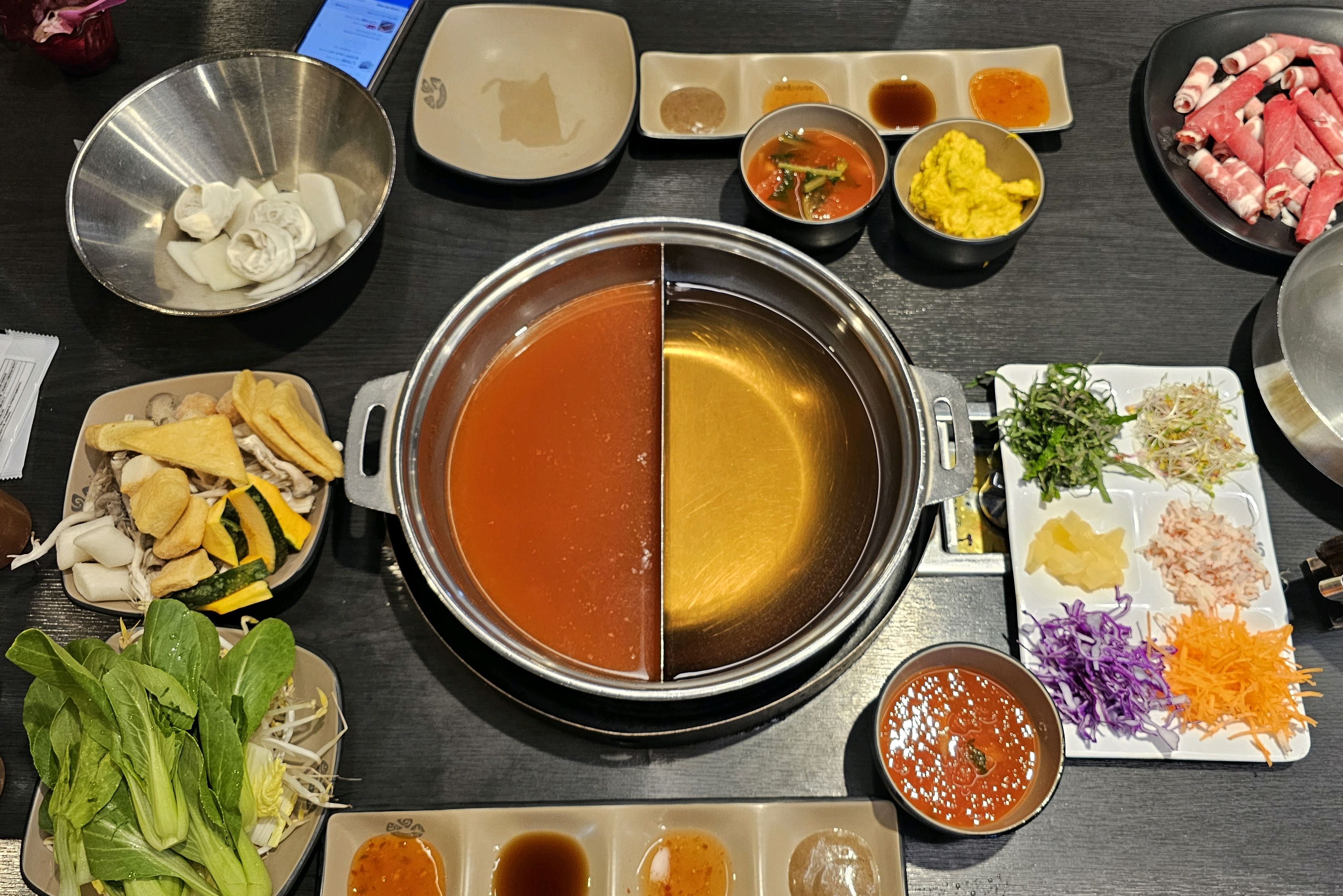 평일 2시20분쯤 방문했는데 웨이팅 있었고 샤브채소들이 회전율이 좋아 신선합니다.. 점심특