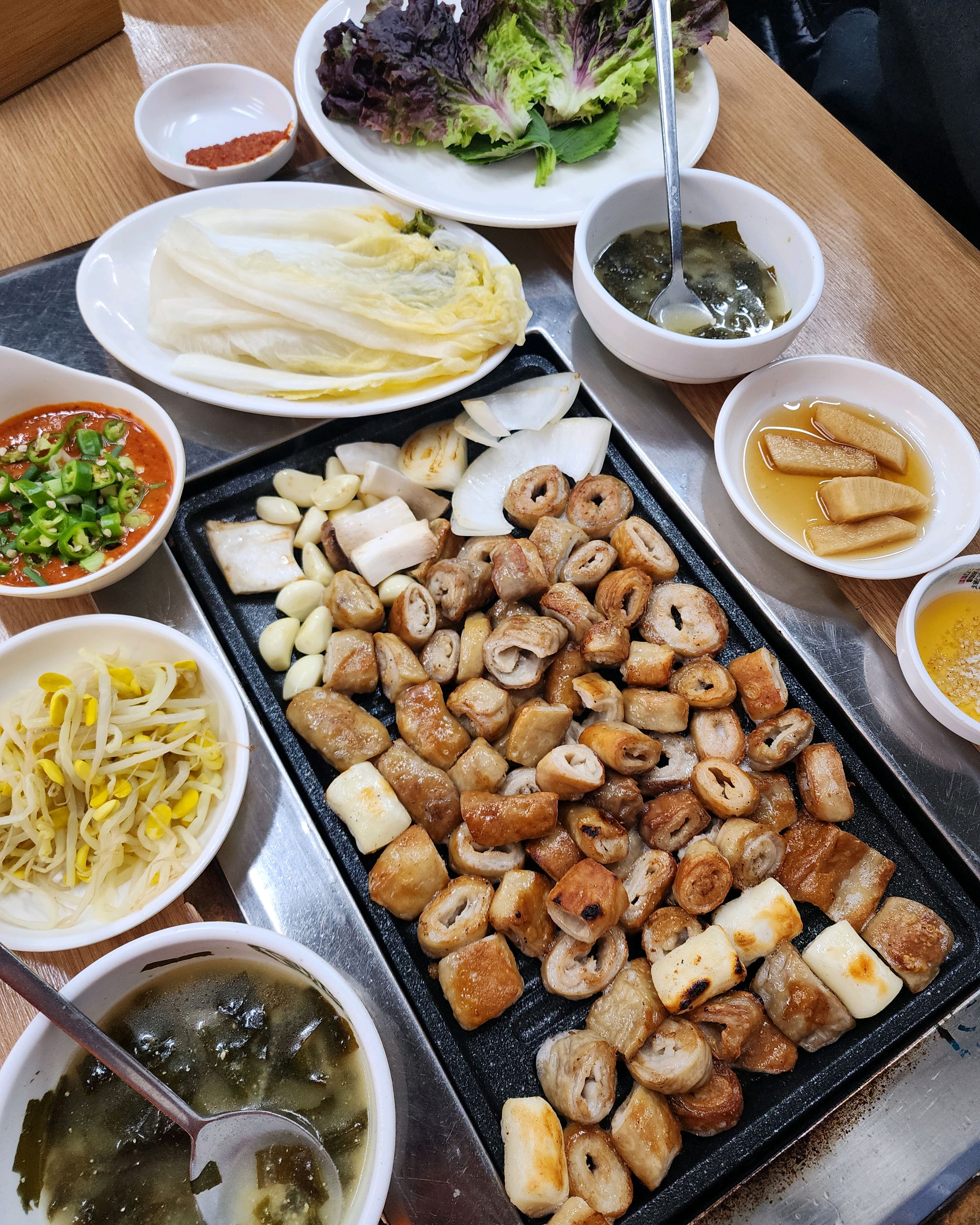 소문대로 참 맛있어요 여자 둘이서 5인분 거뜬하게 해치웠어요 백김치에 막창 싸먹어도 맛나요