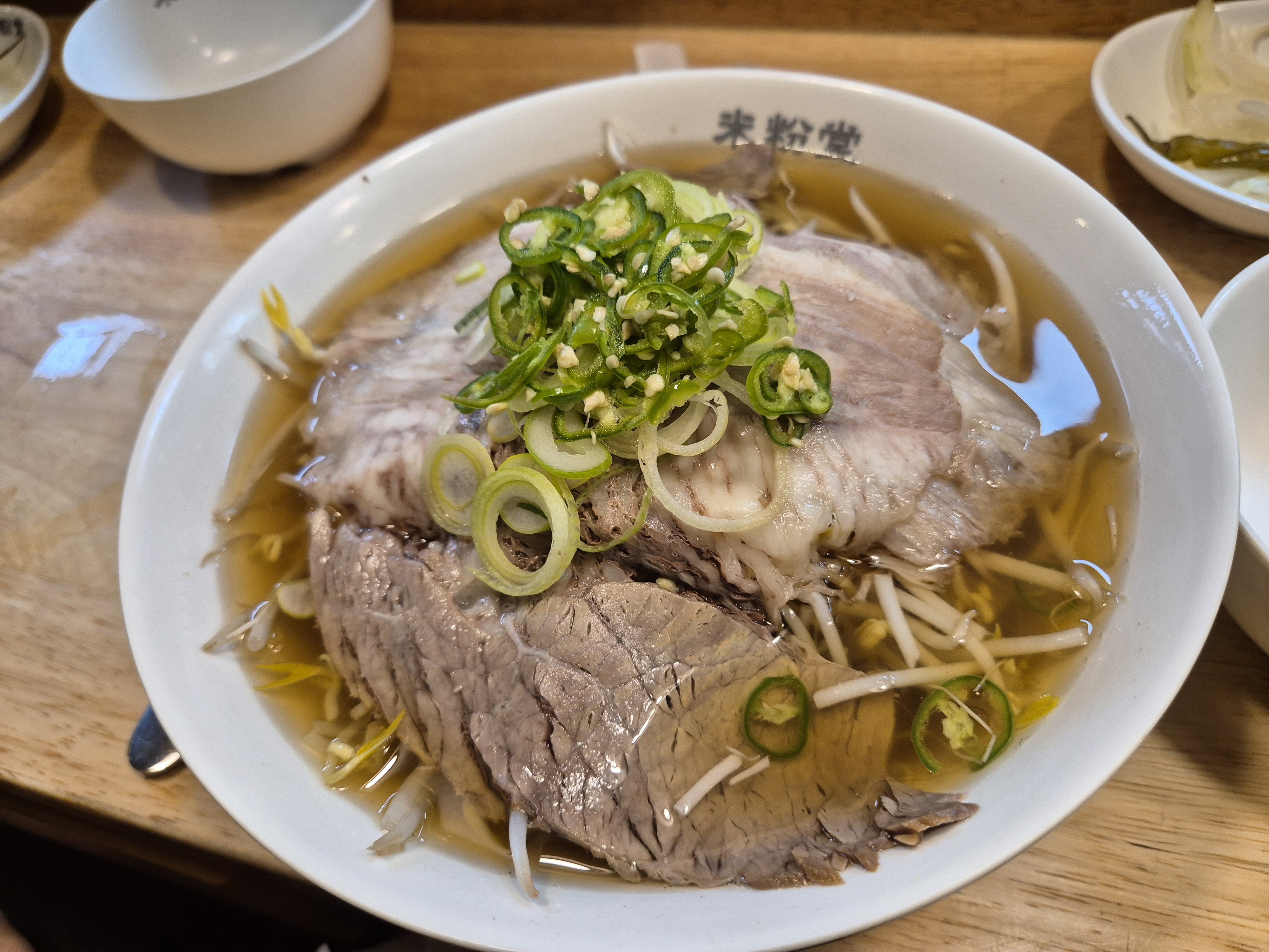 미분당은 맛이 지점차가 크지않은듯해요 다 맛있어요 주차장이 협소해도 일단 있어서 좋았어요