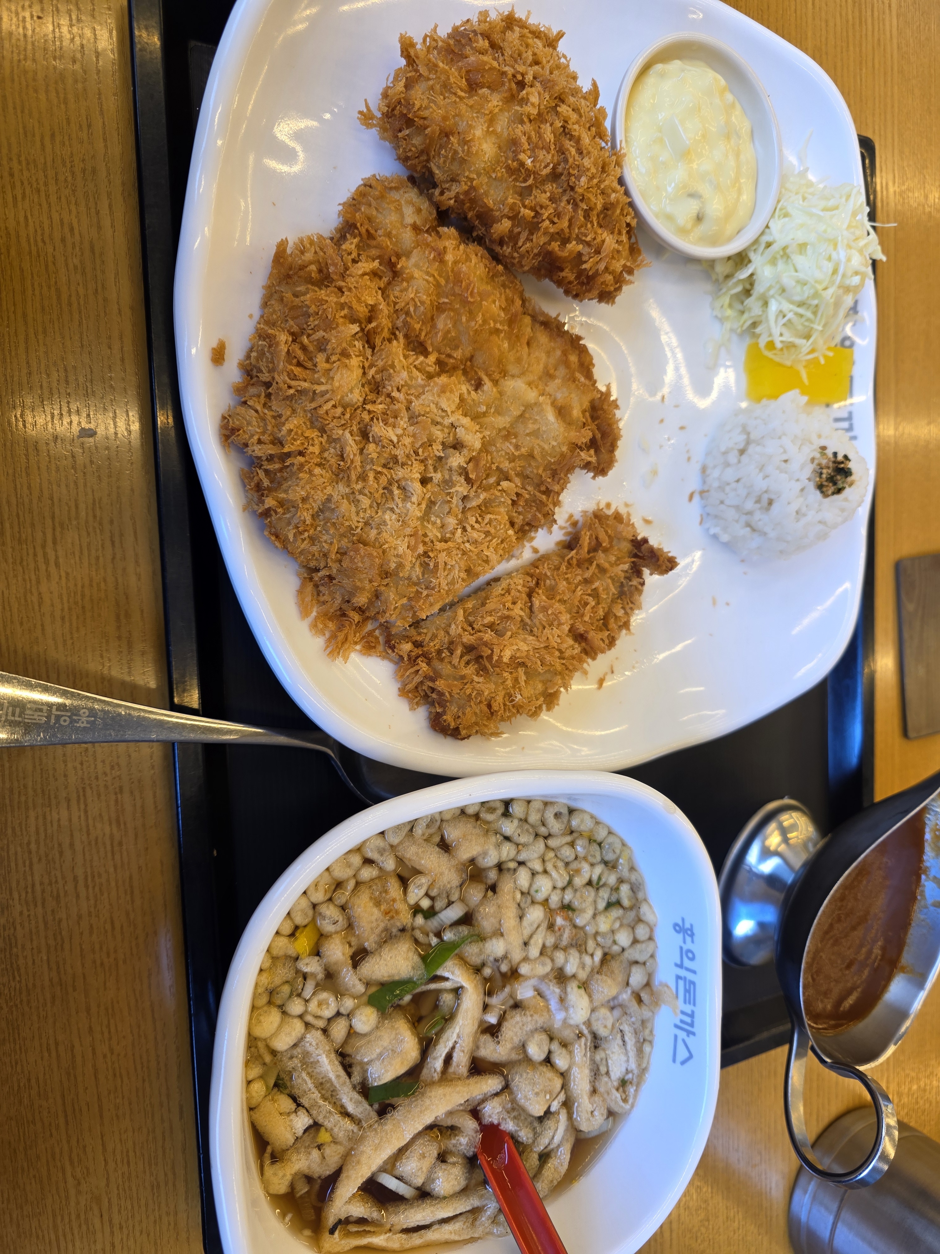 처음 와보는데 매장 깨끗하고 좋네영 맛있게 먹겠습니다! - 광주 충장로 맛집 홍익돈까스 광주충장점