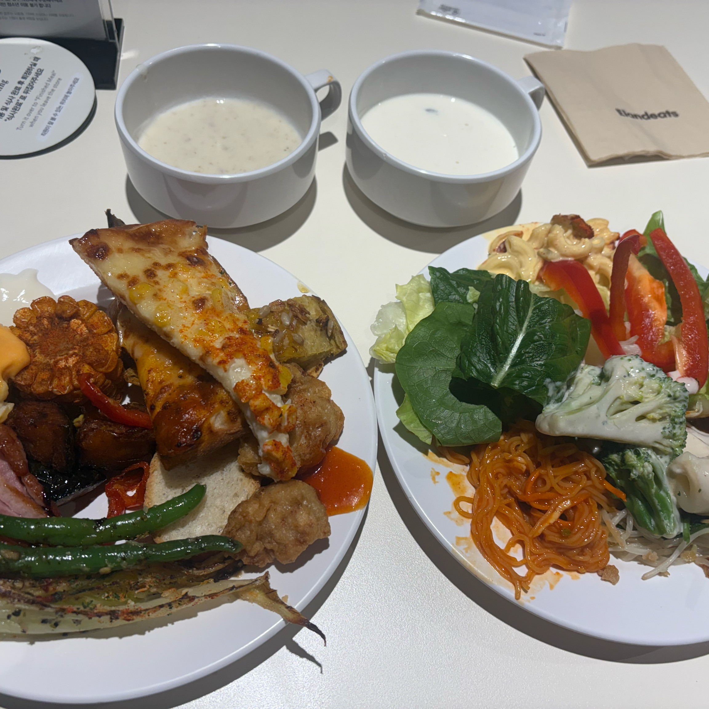 생각보다 혼밥하기 좋아요. 간간히 혼밥러들 있던데 혼밥하러 많이들 오시나보네요 저도 맘편히