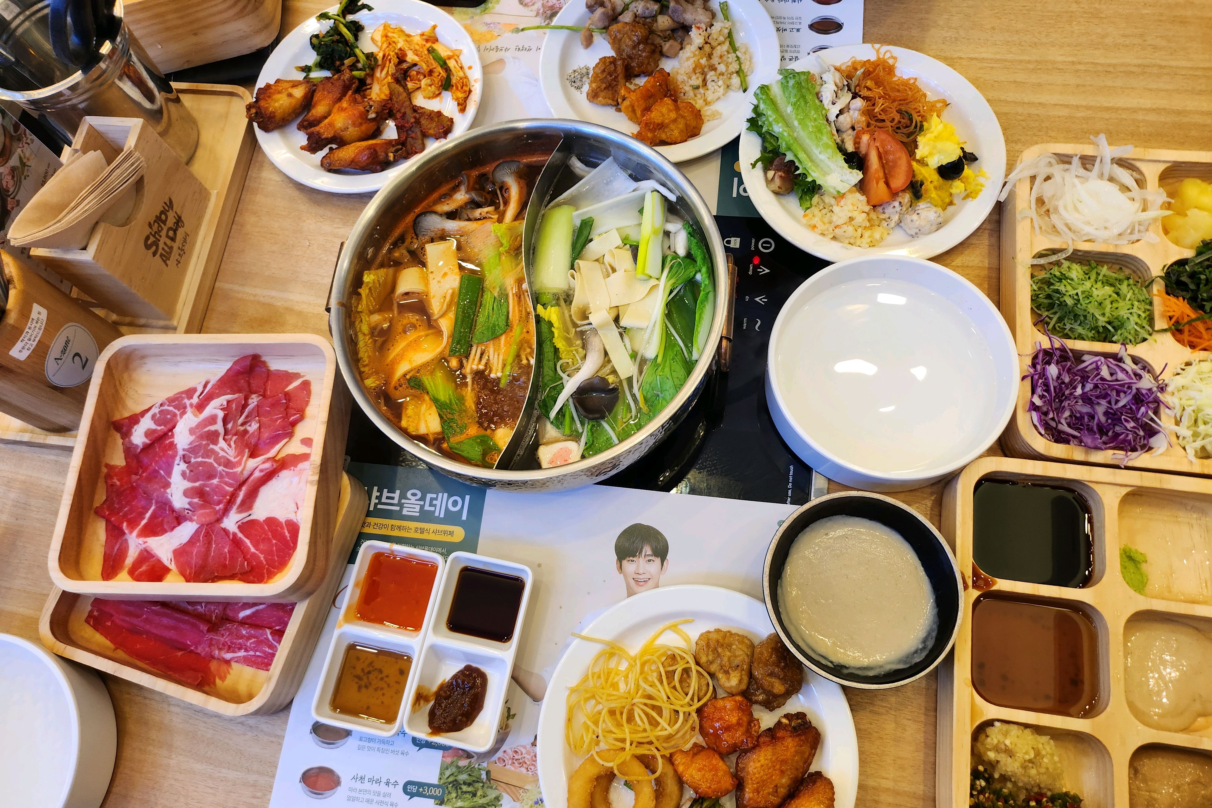 사람많을때는 엄청 북적북적해요. 샐러드바 종류가 생각보다 많아서 다 못먹었어요 샤브에 월남