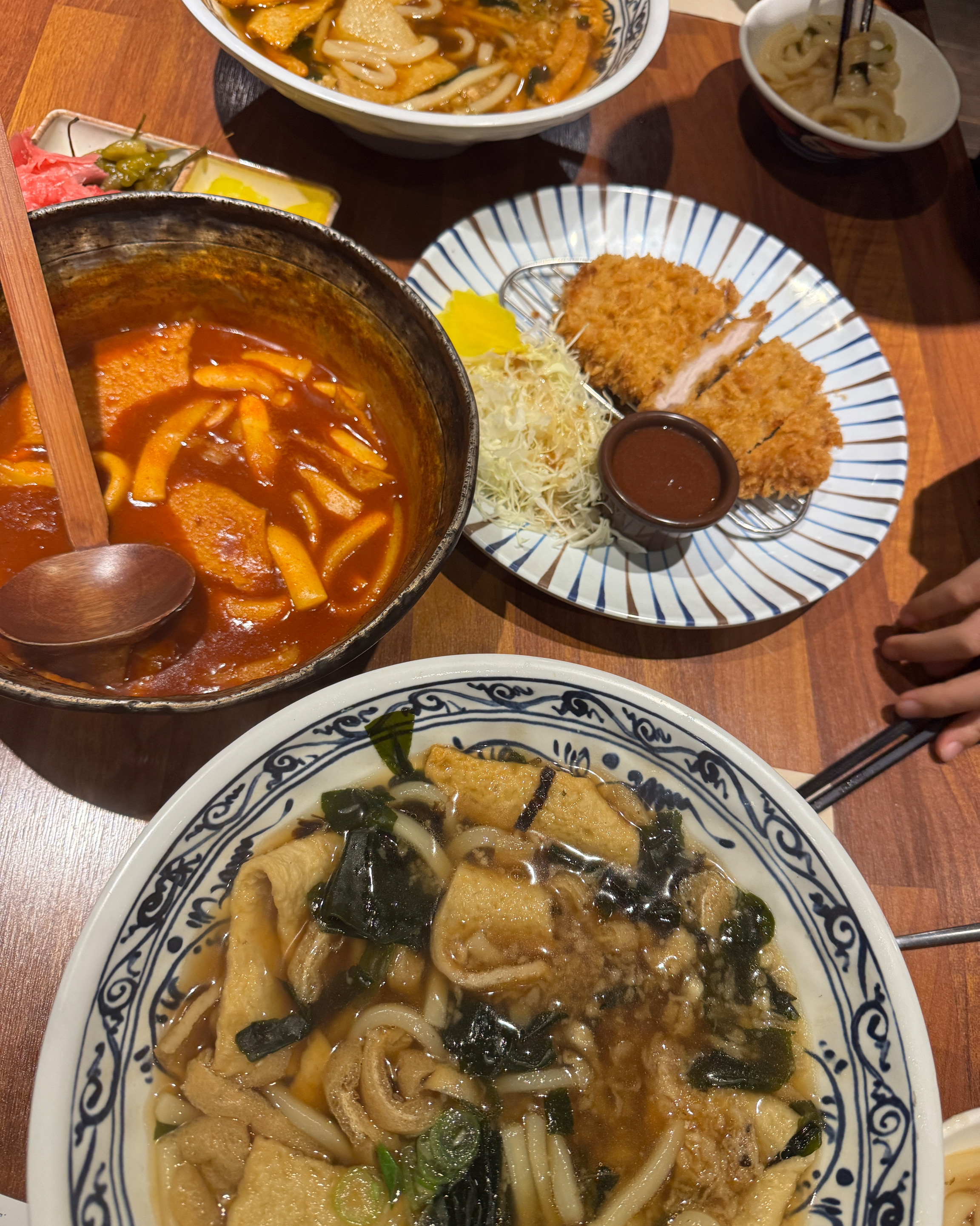 아이가 좋아해요 우동면과 국물이 맛있대요. 밀떡볶이 안좋아하는데 여긴 먹고나면 나중에 또 