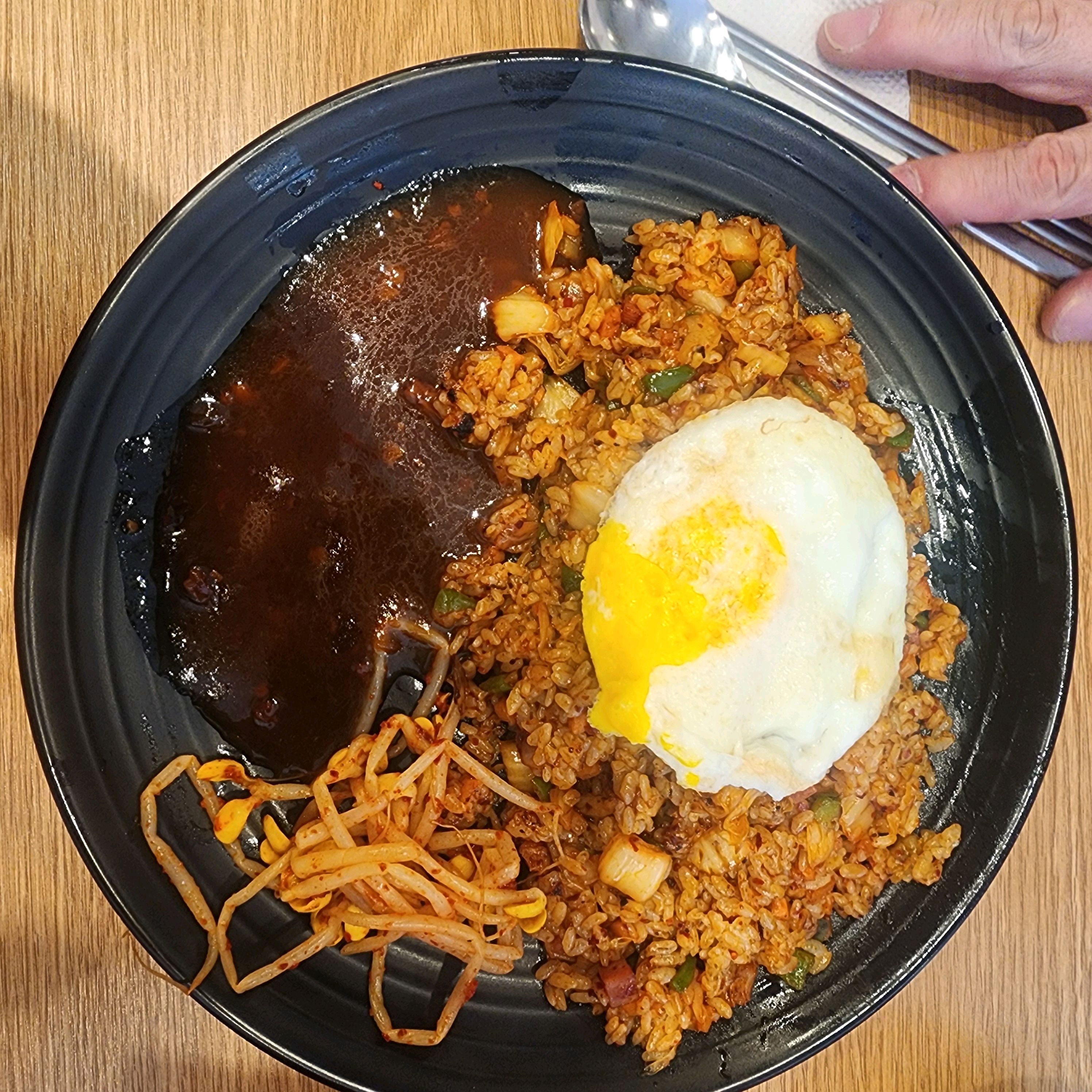 김치볶음밥은 제 입맛엔 좀 짜네요. 국물떡볶이는 국물이 지나치게 많아요. 다 먹지 못해 포
