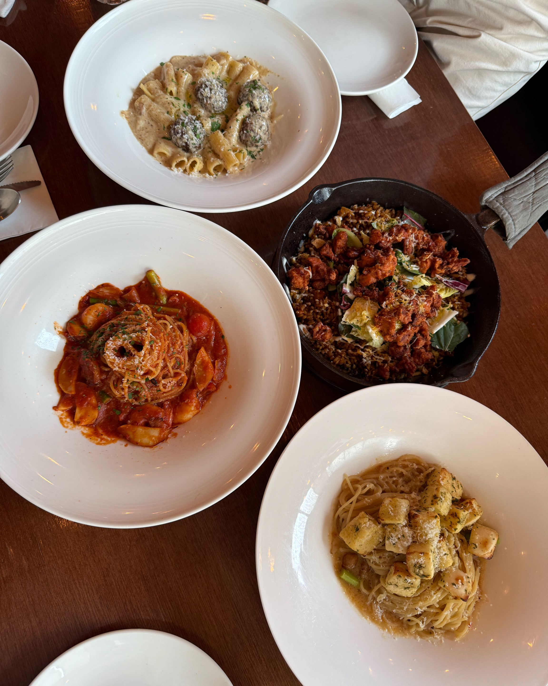 메뉴 여러개 시켜서 나눠먹었는데 다 너무 맛있어요 - 강남 맛집 어거스트 힐 강남점