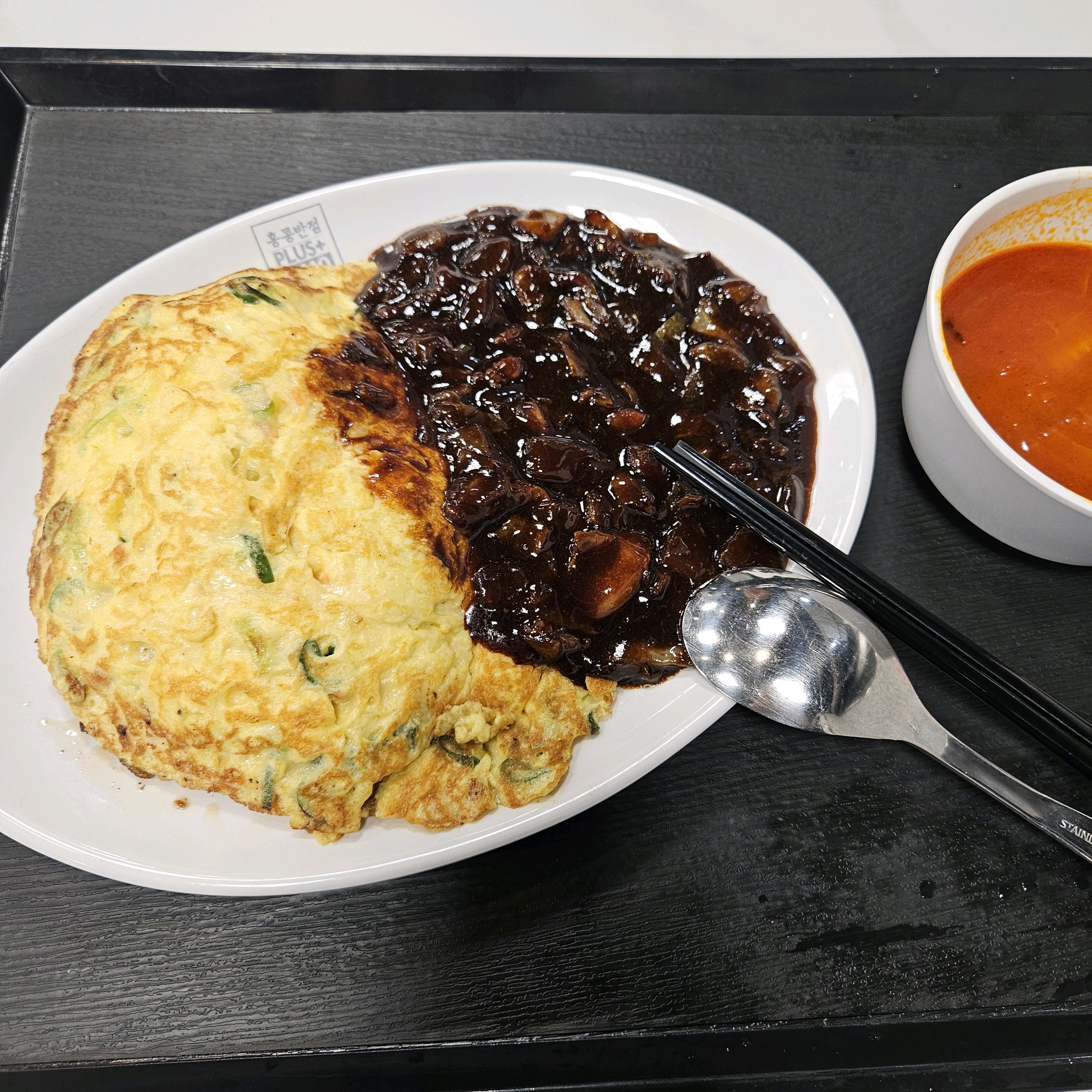 홍콩반점 짜장밥은 처음 먹어봤는데 저 계란에 힘을 많이줬네요. - 불당동 맛집 더본테이스티 모다아울렛 천안아산점