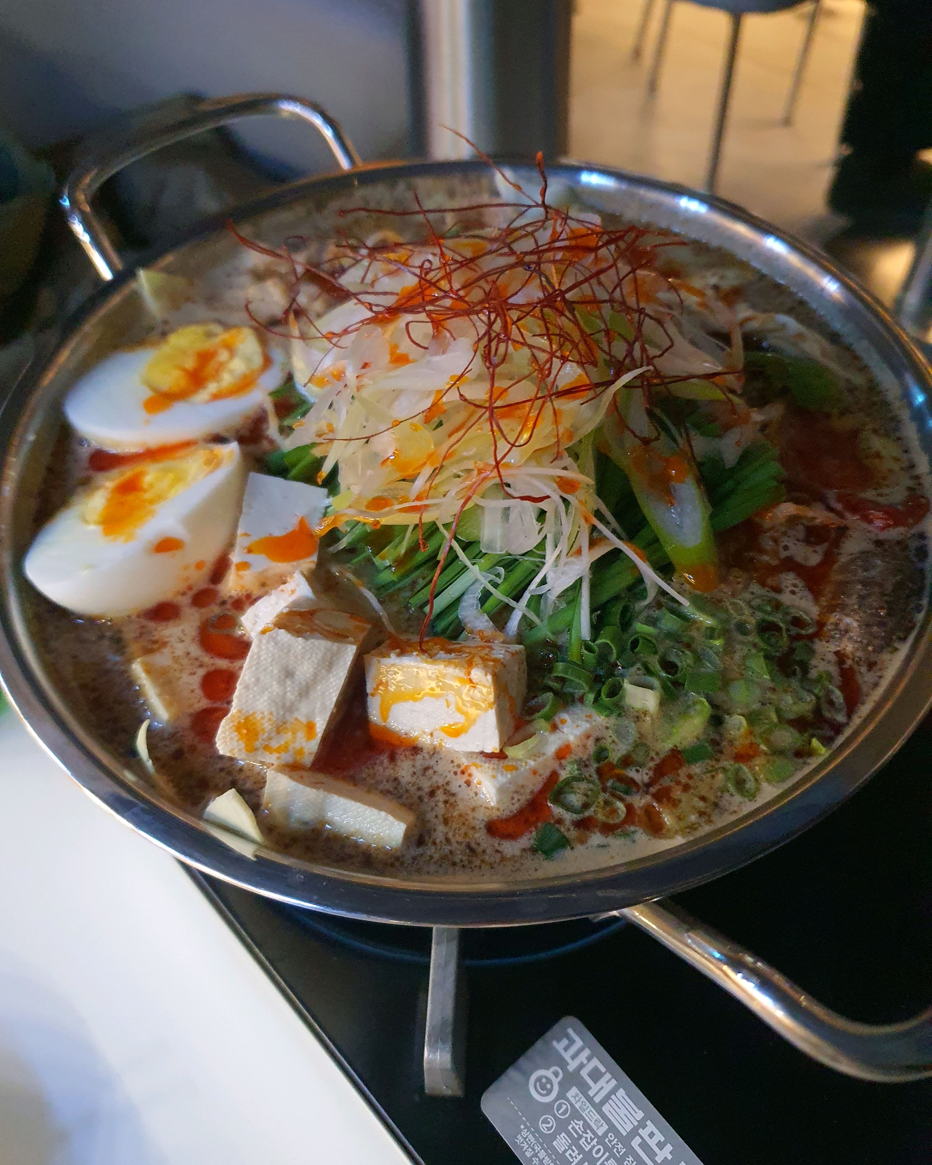 조용하고 고급진 분위기에 술한잔하기 좋은 술집이에요 고소한 우삼겹나베 국물녹진하고 고기야