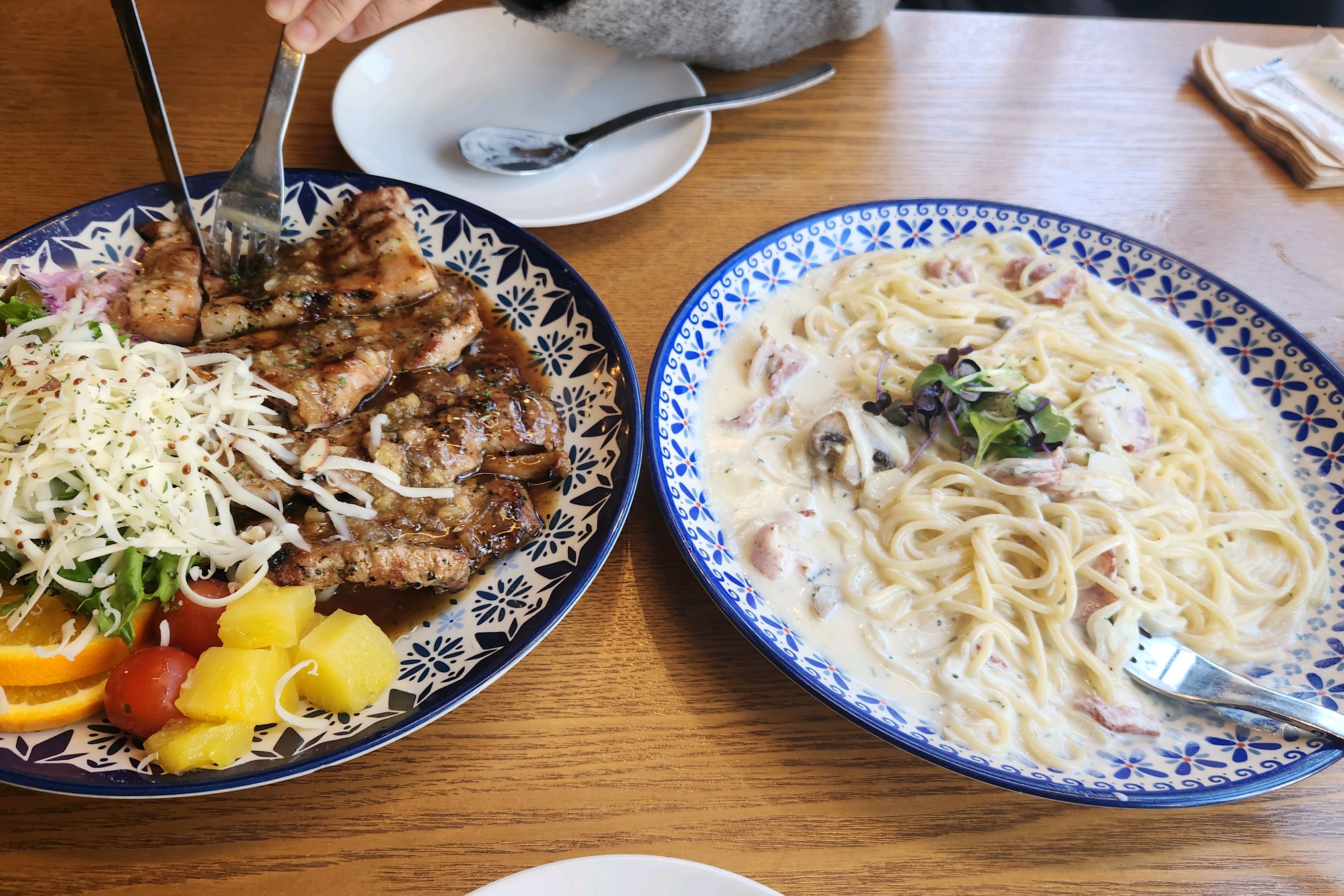 자주가는 맛집입니다 오늘도 사람들이 무척많네요!!항상맛있고 즐거운식사 맛있게 잘했어요!!커