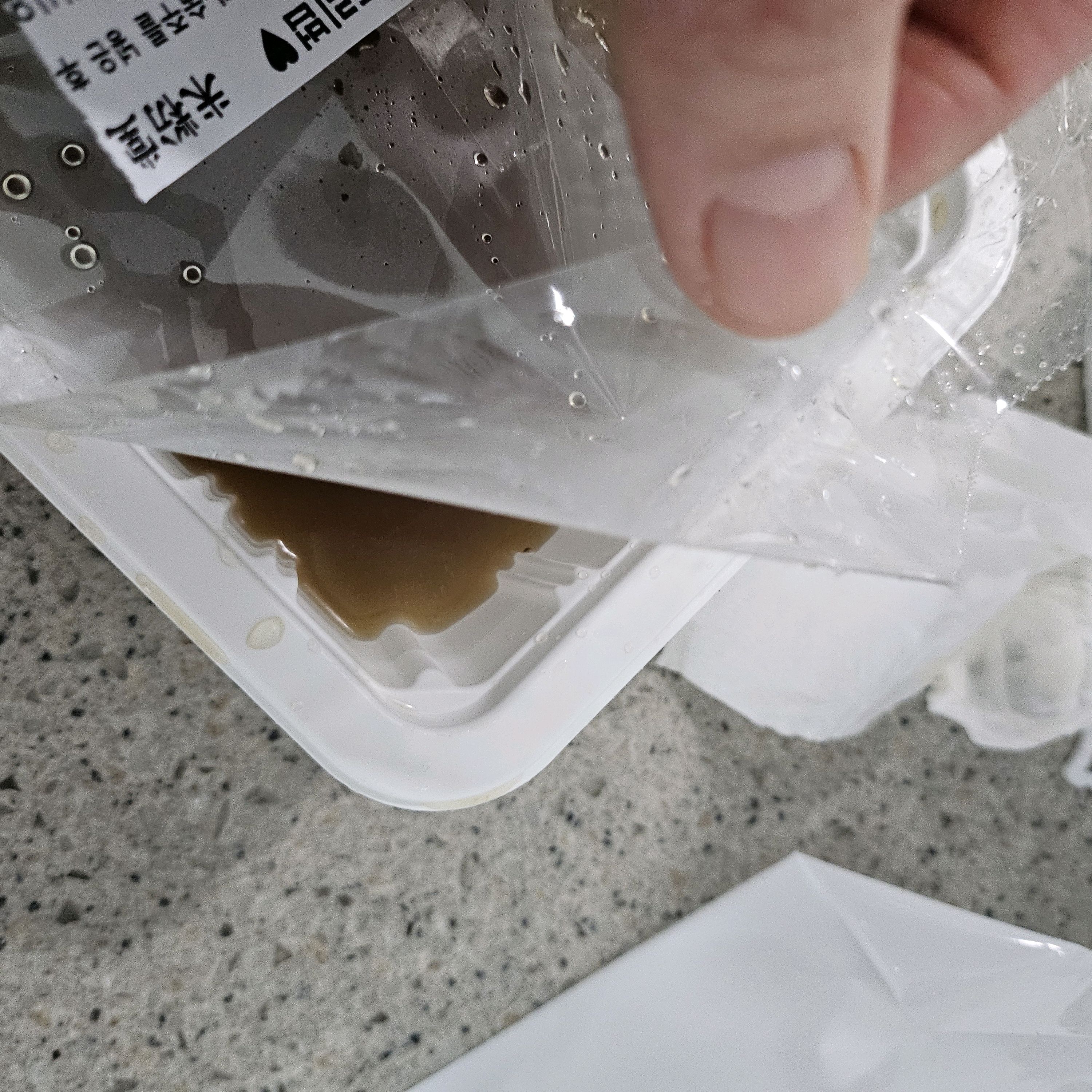 포장재 실링을 하다말고 담아줘서 국물 넘침... - 파주 운정 맛집 미분당 파주해오름점