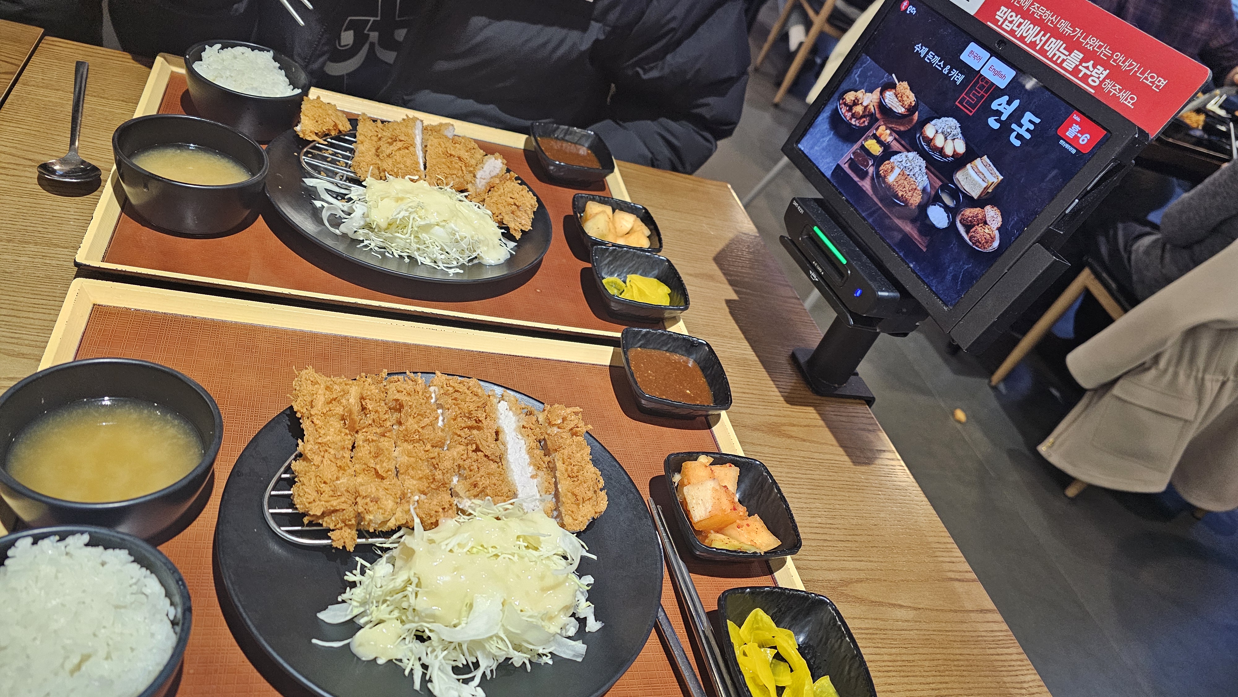 식사 후 볼카츠도 먹었어요 - 제주 맛집 연돈