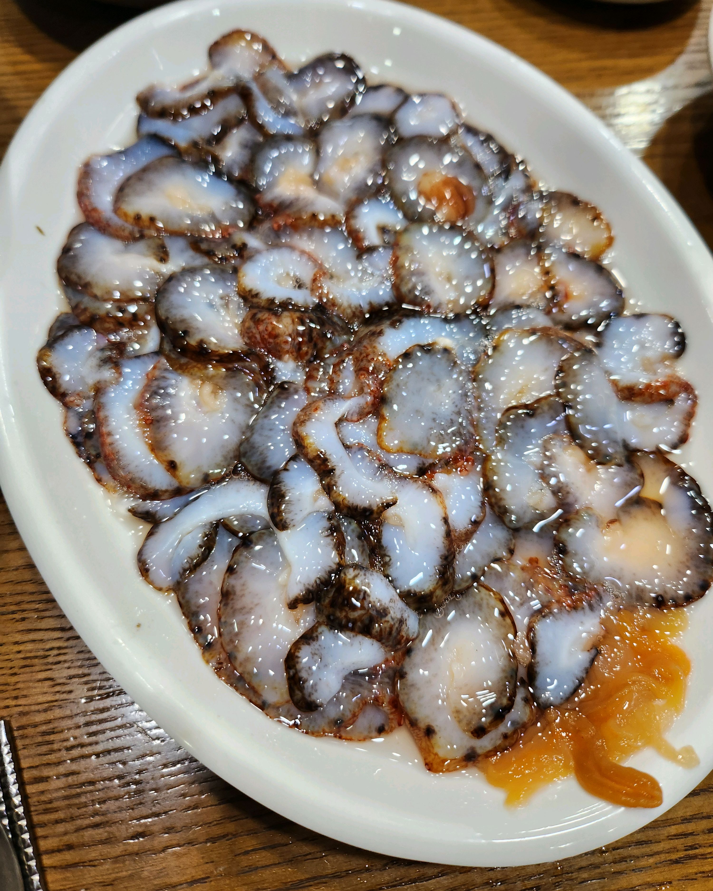 쉽게 접하기 힘든 대형 자연산 전복을 나름 합리적인 가격에 맛볼 수 있는 집이에요! - 제주 맛집 일통이반