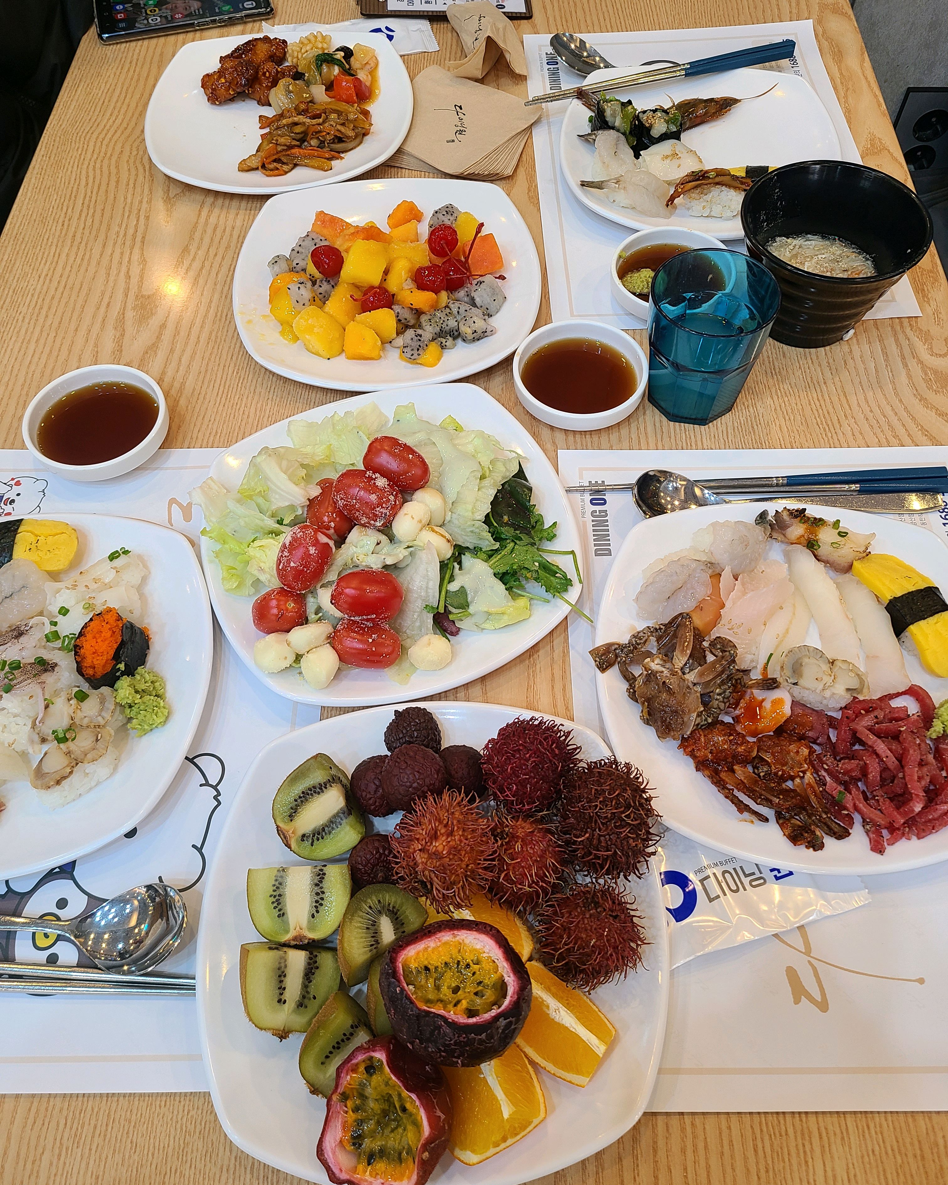 생일일때 여러음식 골라 먹으니 참 푸짐하고 맛있게 먹었어요~람부탄 리치도 밀크티아이스크림