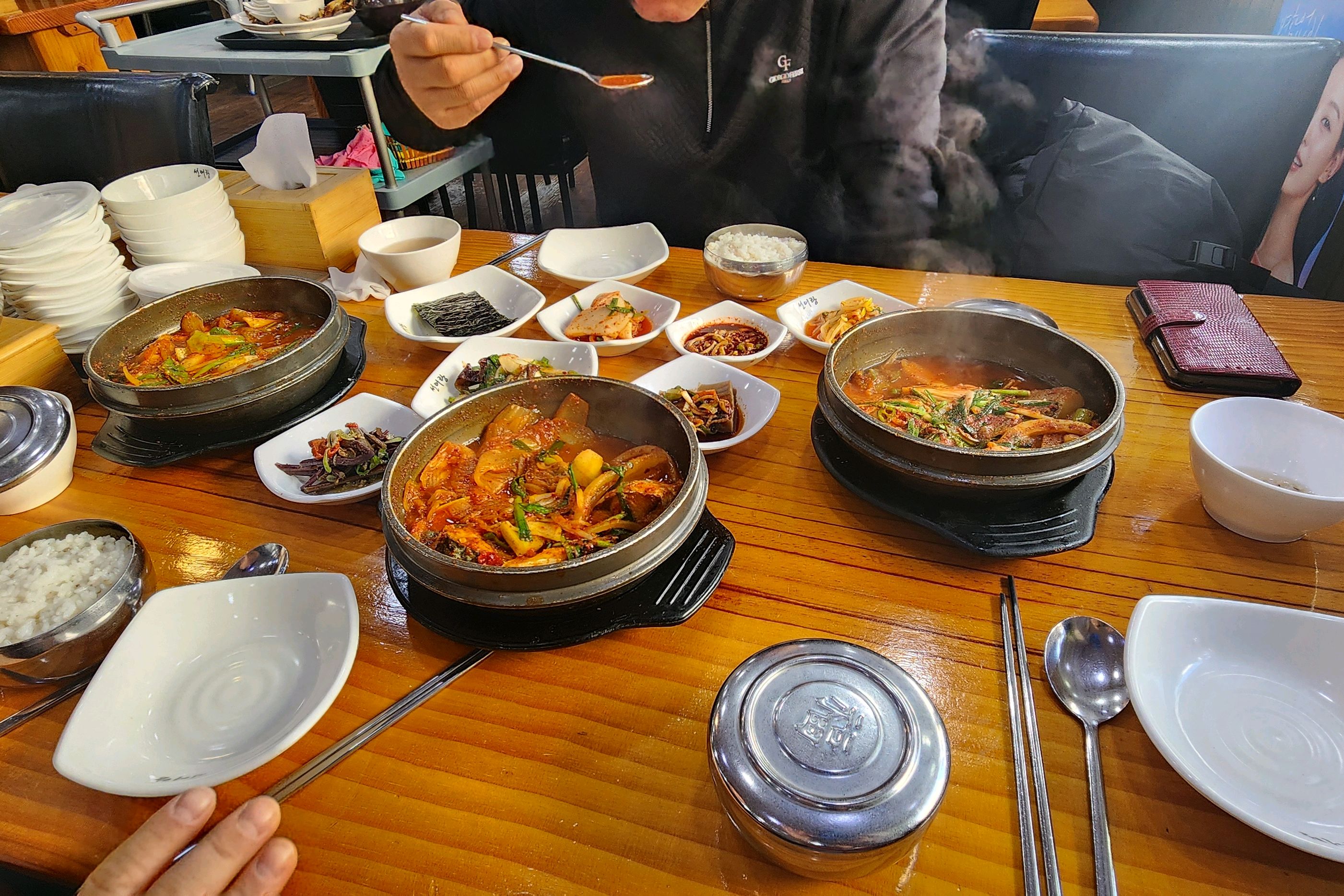 양념이 맛있고 음식이 금방나와 좋아요. 공기밥도 추가 무료라 부담이 없고 밑반찬도 맛있어요