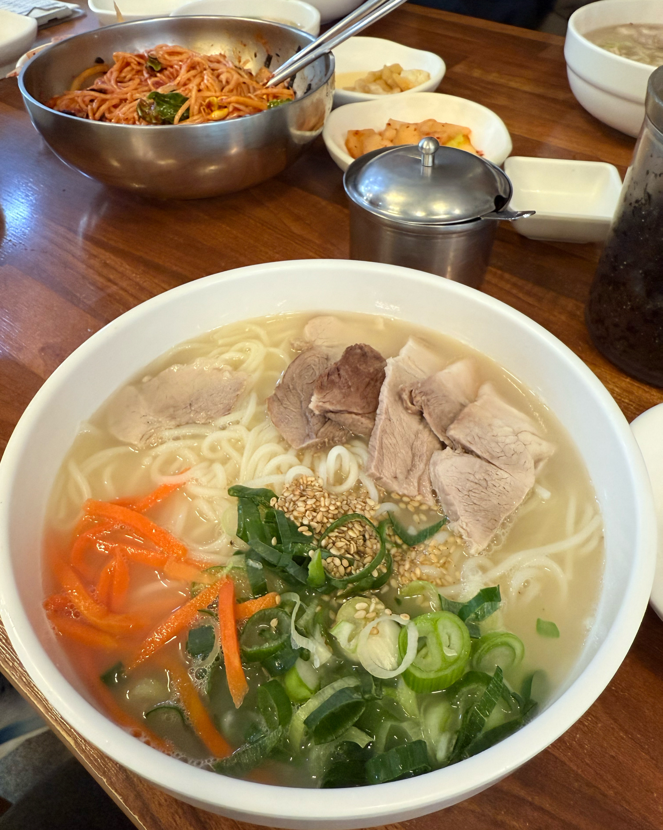 국물이 진국인 고기국수. 고기도 부드럽게 삶아졌어요. - 제주 맛집 국수마당 본점