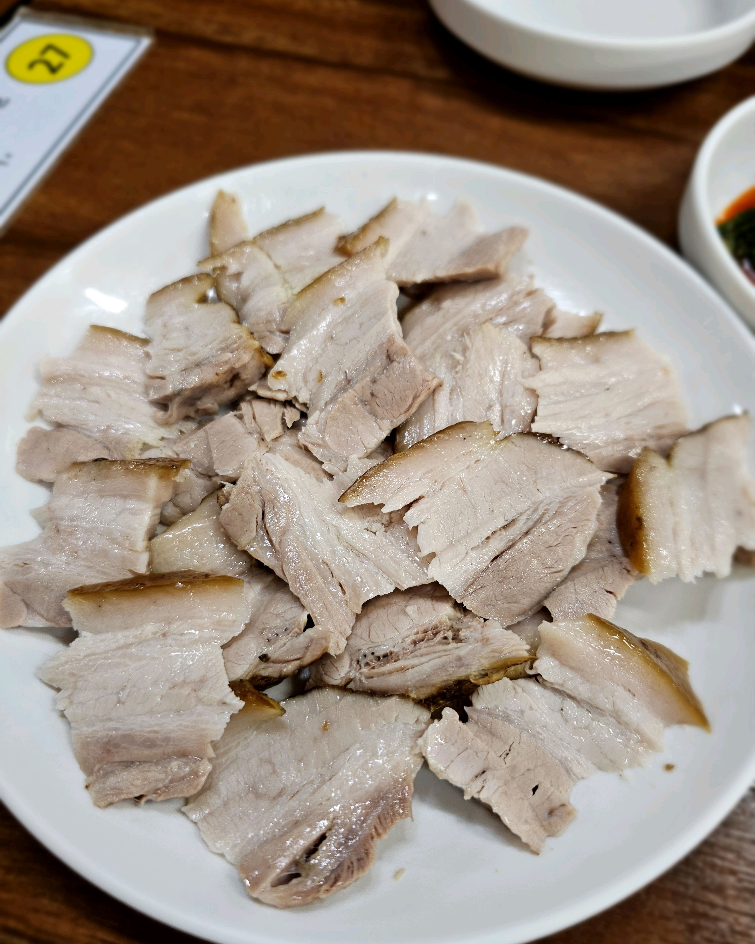 칼국수도 맛이 있었지만 비법고추장과 함께 먹는 수육이 넘 맛있었네요~ 연예인들도 많이 방문