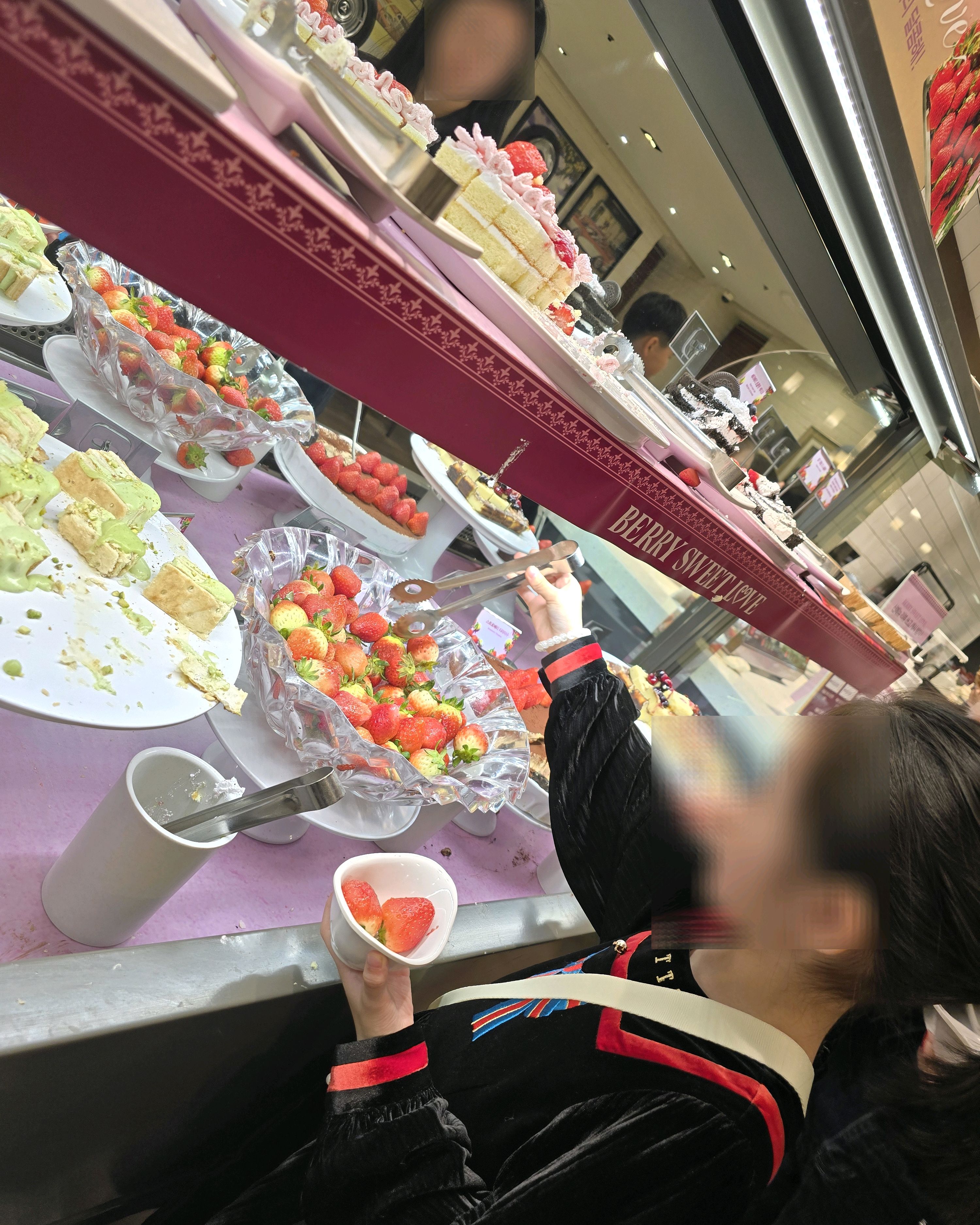 딸기 디저트가 다양하게 있어서 좋았네요😍 - 인계동 맛집 애슐리퀸즈 뉴코아 동수원점
