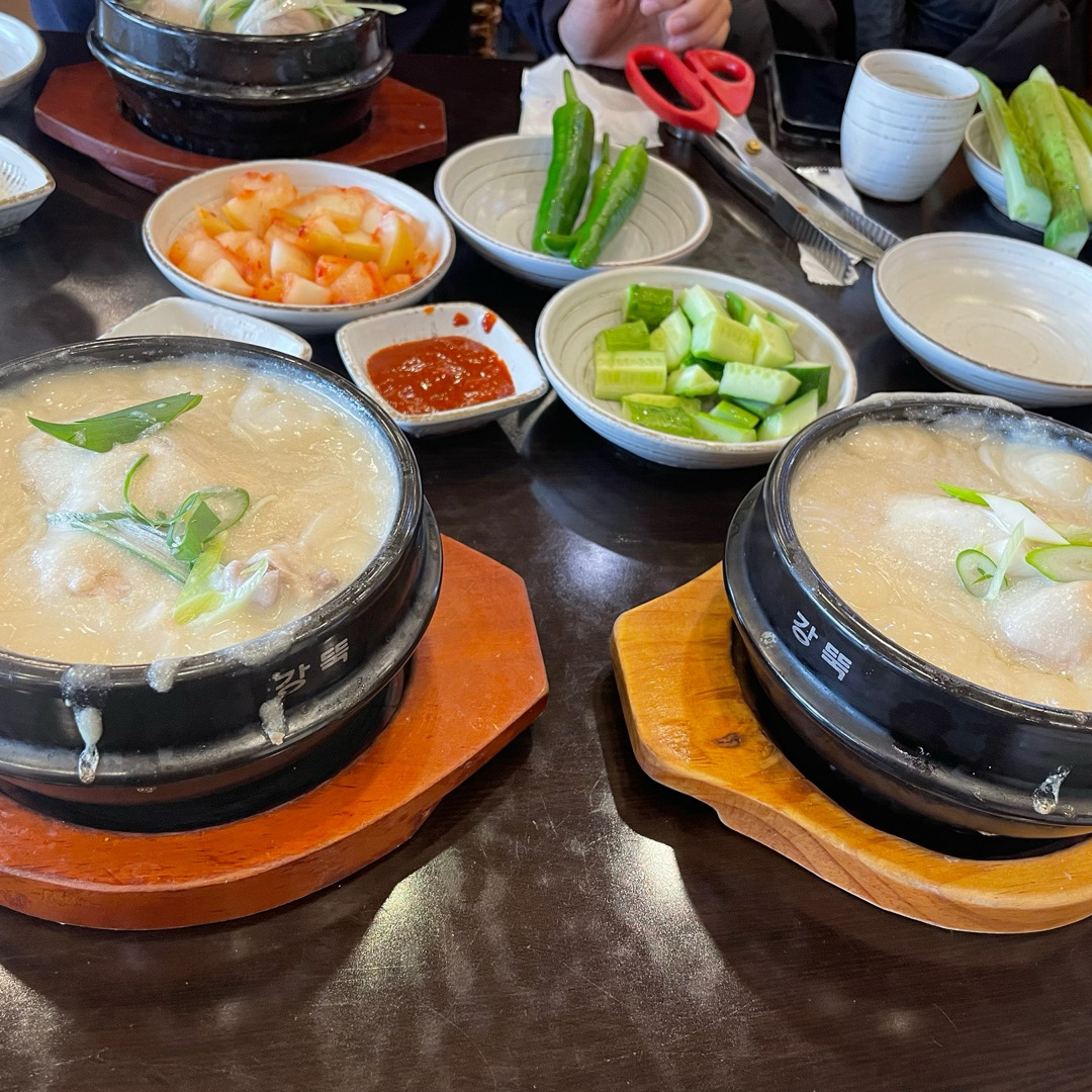 들깨를 별로 좋아하지 않아 일반으로 먹었는데 깔끔해요~ - 인천 맛집 경복궁삼계탕 송도점
