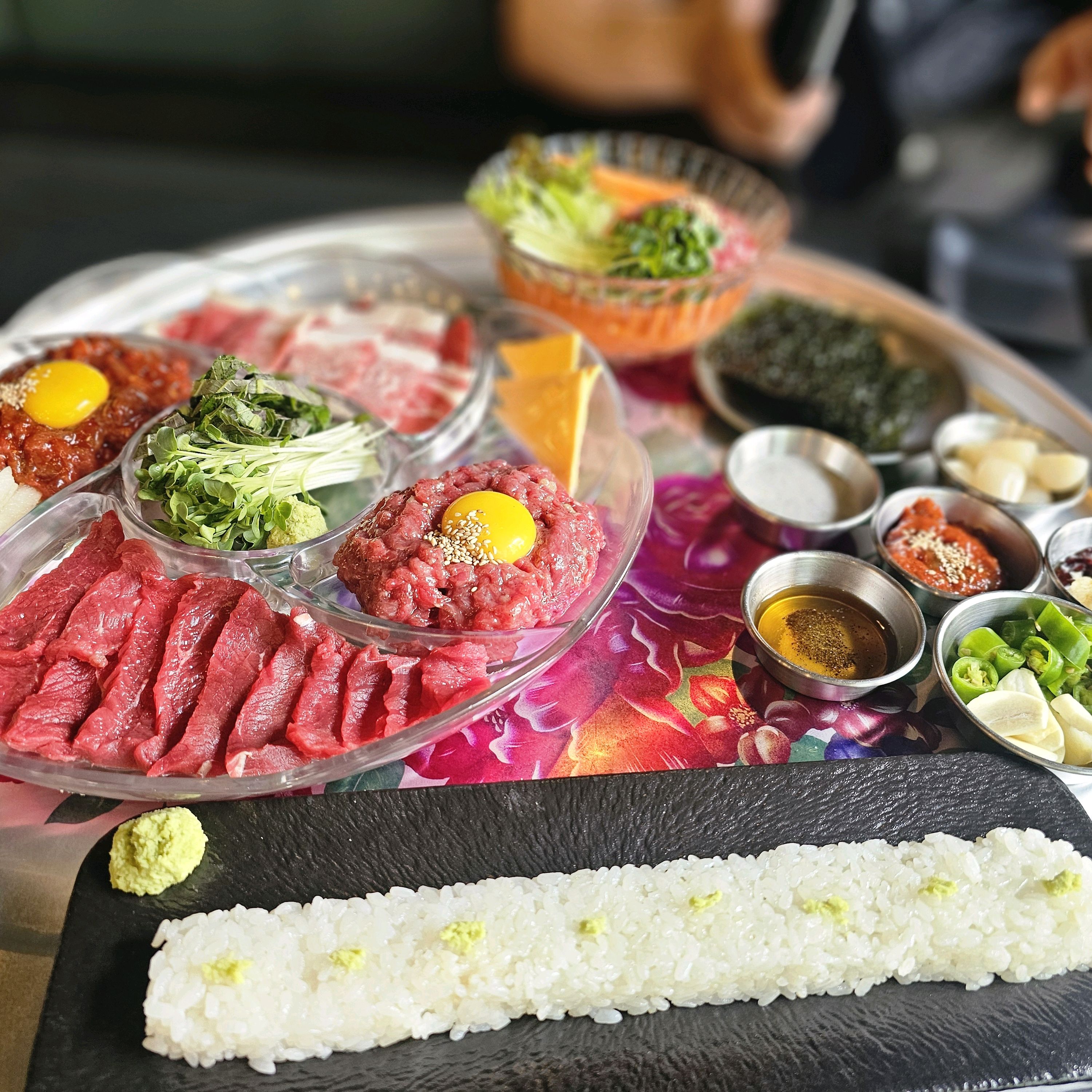 현덕육회 완전 맛있어요. 실내 인테리어도 정말 청결하고 마음에 들었답니다. 음식 하나하나