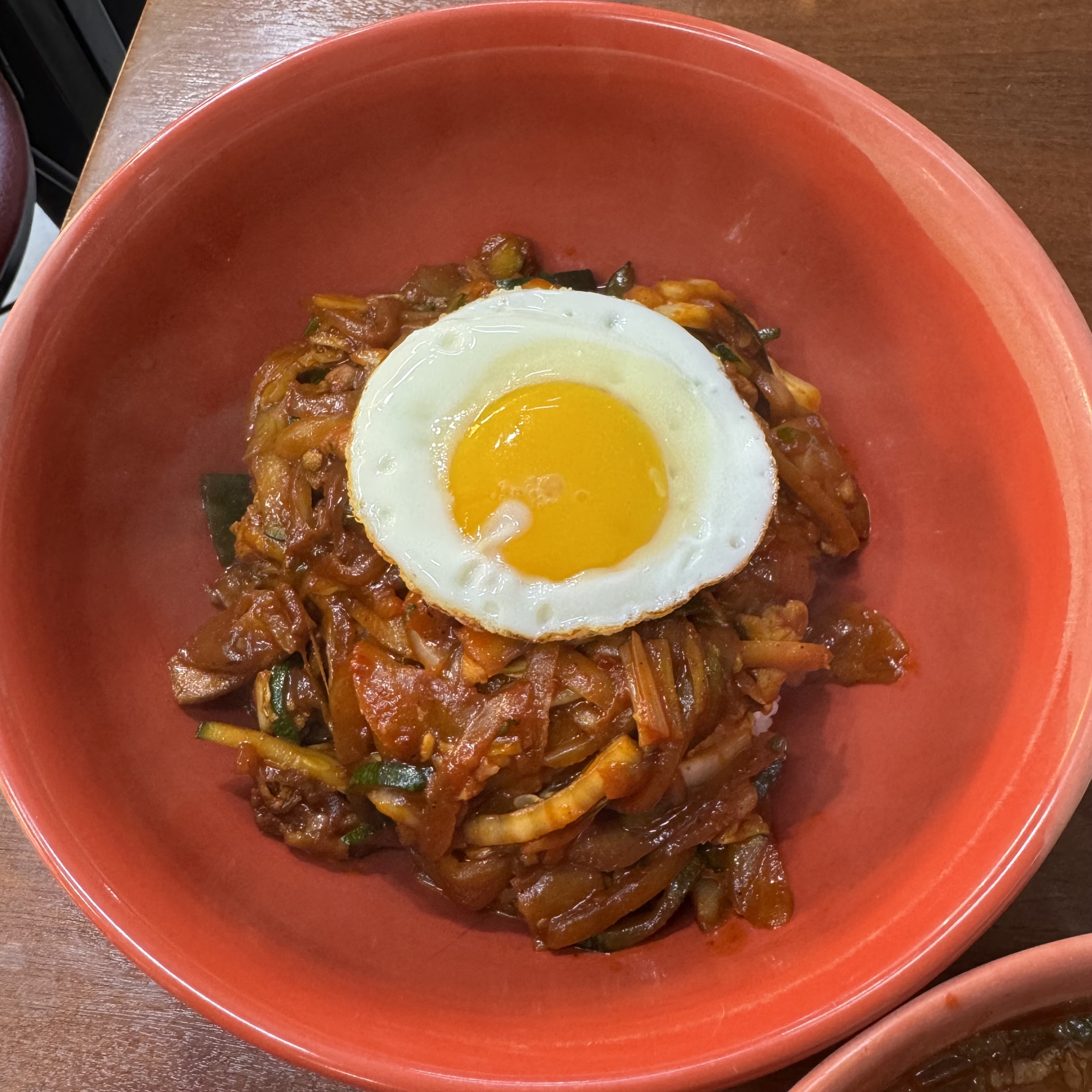 짬뽕은 깔끔하고, 제가 생각하는 이상적인 짬뽕 맛이 잘 드러나요. 그리고 중화비빔밥은 걍 