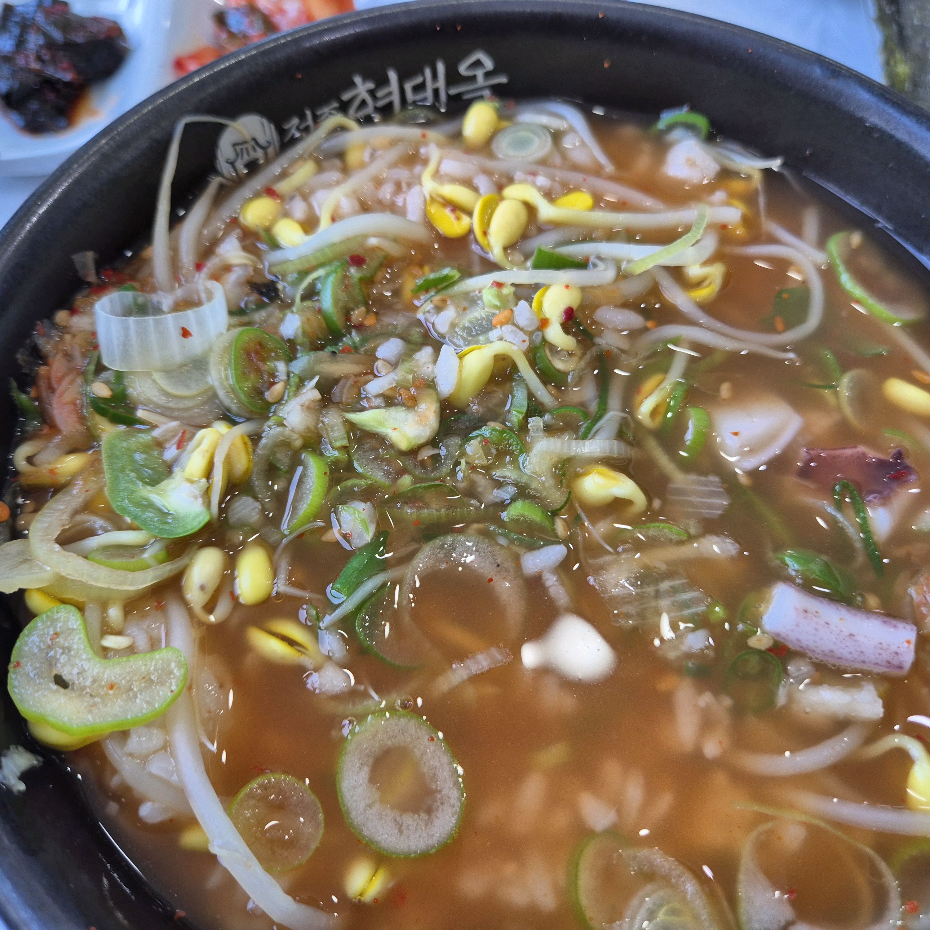 매장도 청결하고 친절하시고 어린이국밥이 있는게 넘 좋네요 콩나물 국밥은 물론이고 곁들임메뉴