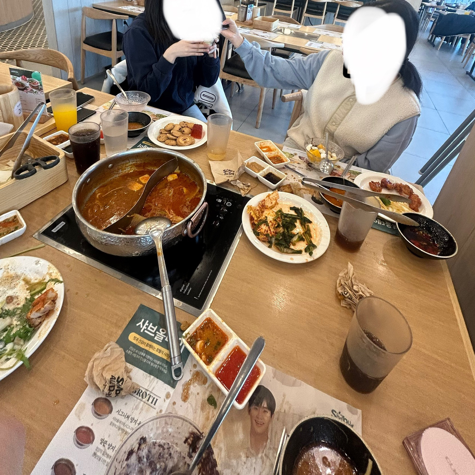 개꿀이에요 완전 존맛 아이스크림에 요거트 올리면 완전 요아정보다 맛있어요 😍😍 직원분들도