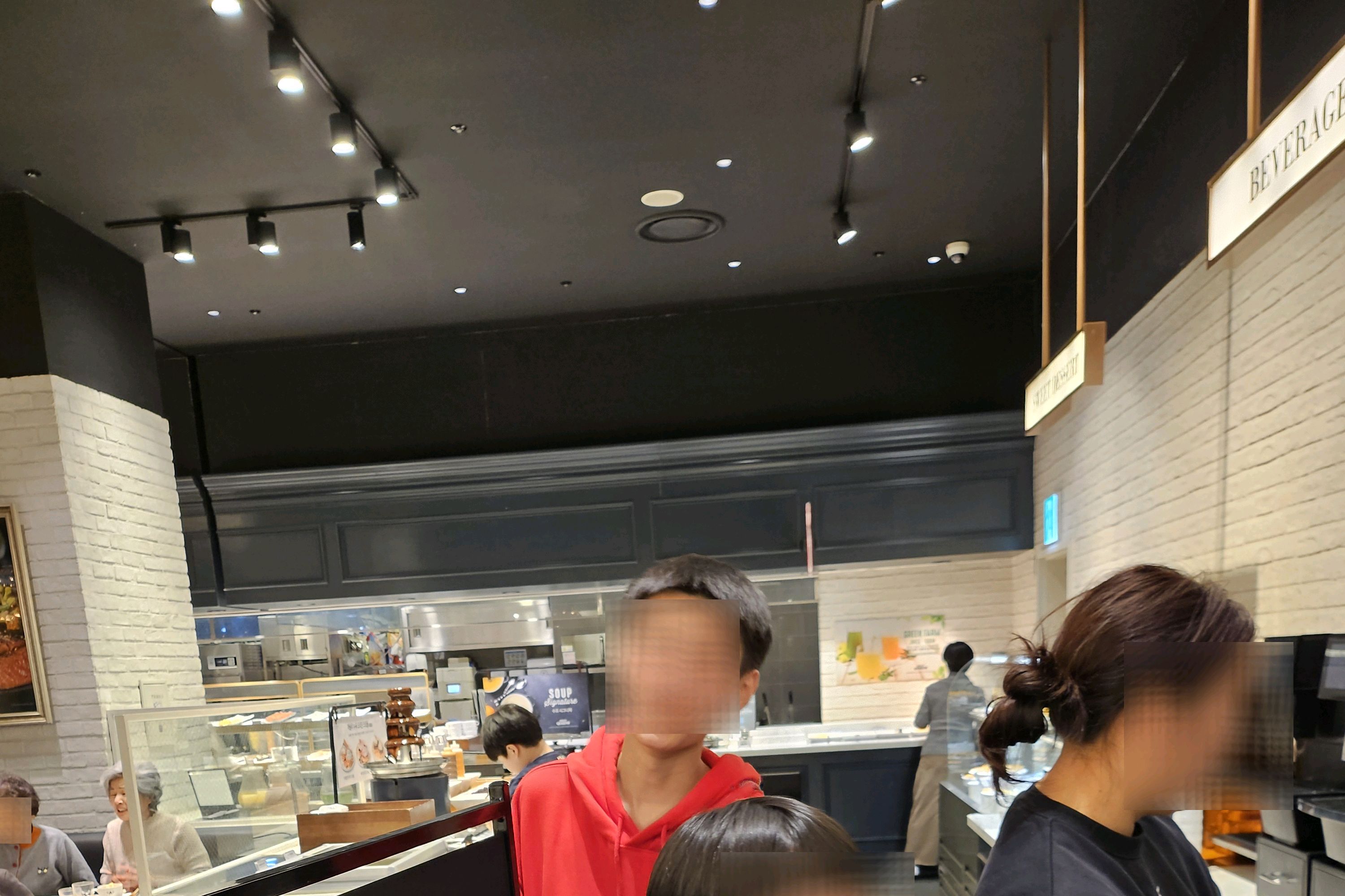 매장이 깨끗하고 넓어요^^ 아이들이 너무 맛있게 먹었답니다~ 방학 마지막주에 애슐리 파티했