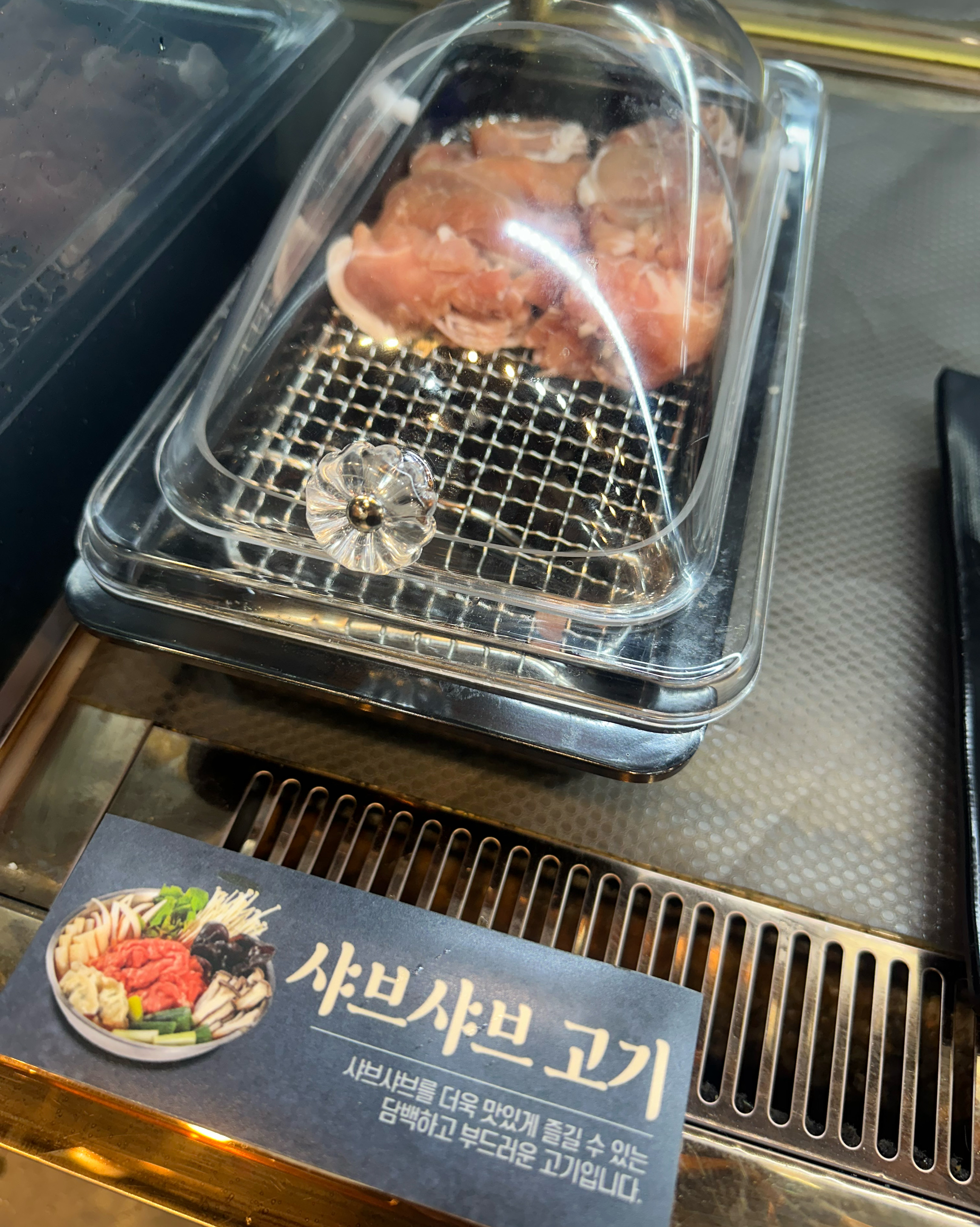 오랜만에 밥 먹으러 갔는데 셀프바가 많이 바뀌면서 불고기들이랑 샤브샤브가 생겼더라구용 갈비