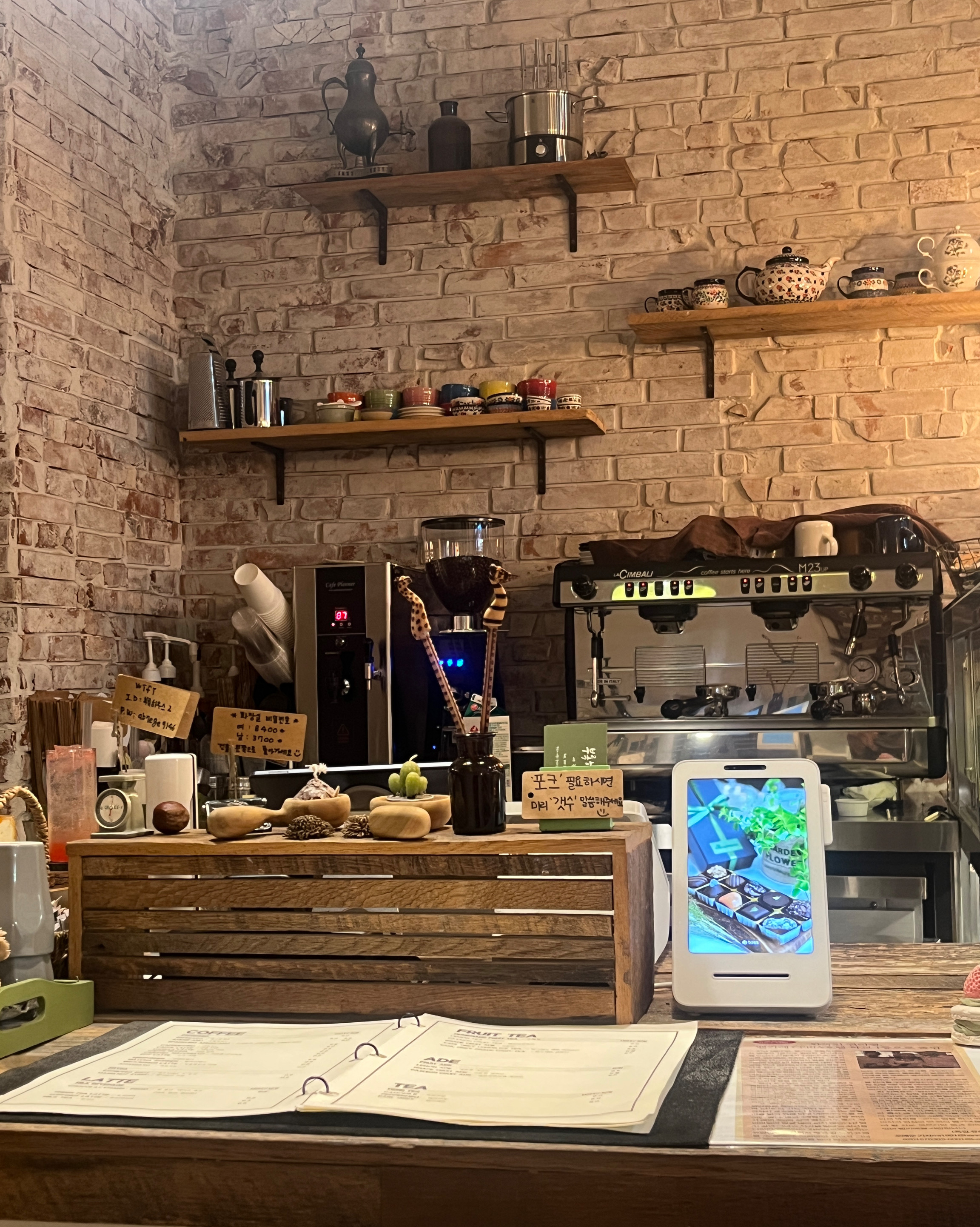 분위기 너무 좋아요🥺❤️ 디저트도 음료도 종류가 많아서 선택지가 다양해요 - 불당동 맛집 부록하우스