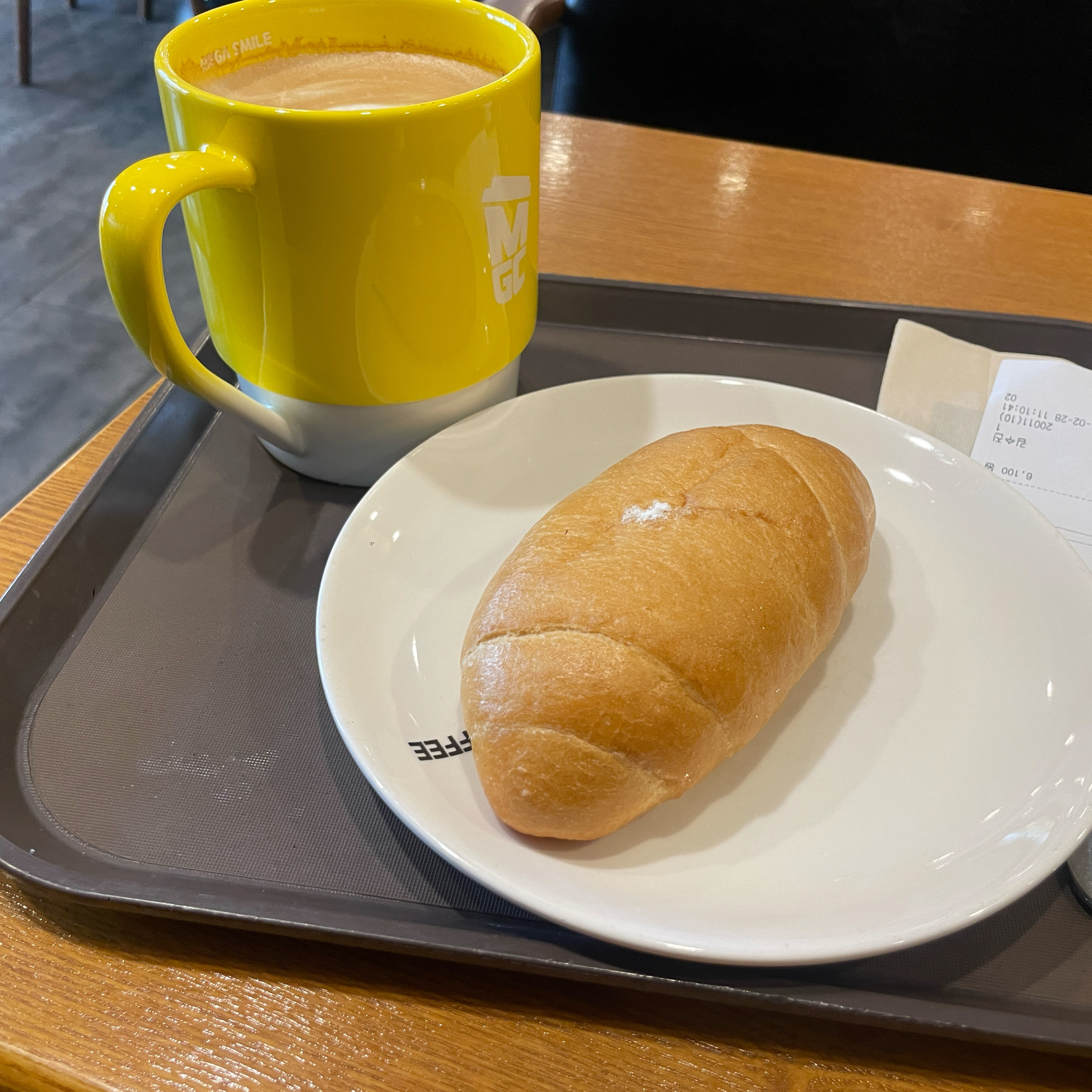빵모양도 완전 사진이랑 아예다르고 맛도 부석부석하며 알바생들은 하루종일 떠듭니다 떠드는건좋