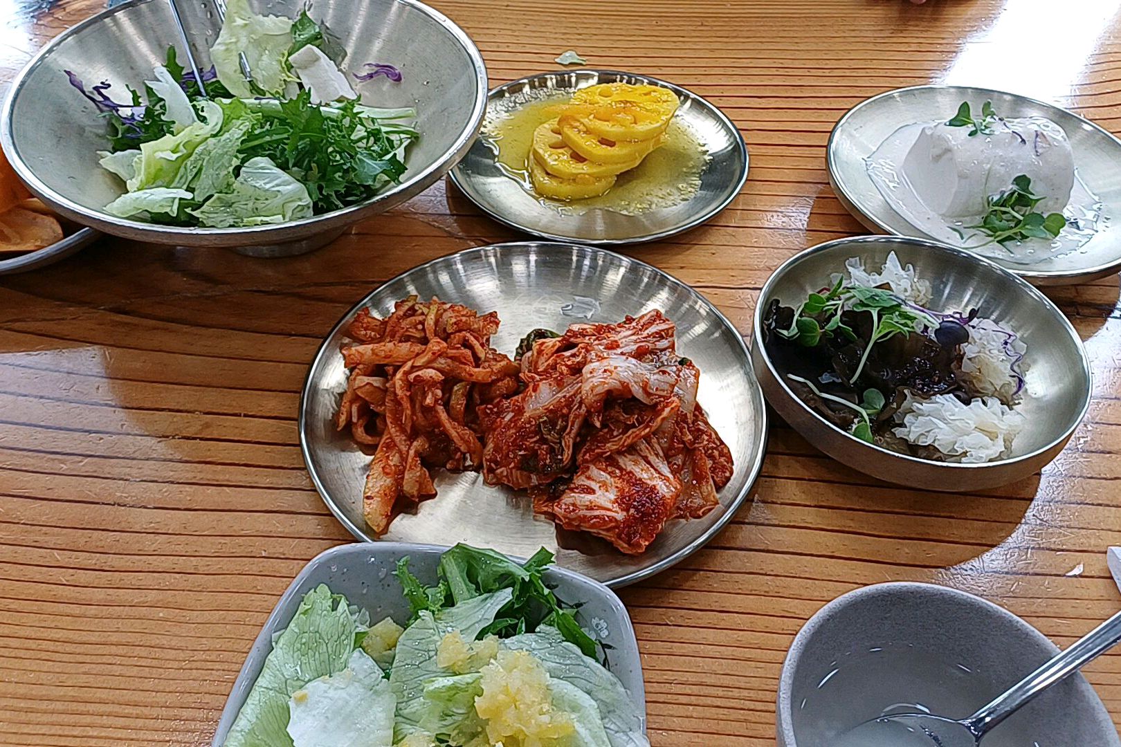 샐러드가 신선하고 건강한 맛입니다. - 안양 맛집 추오정남원추어탕 안양석수점
