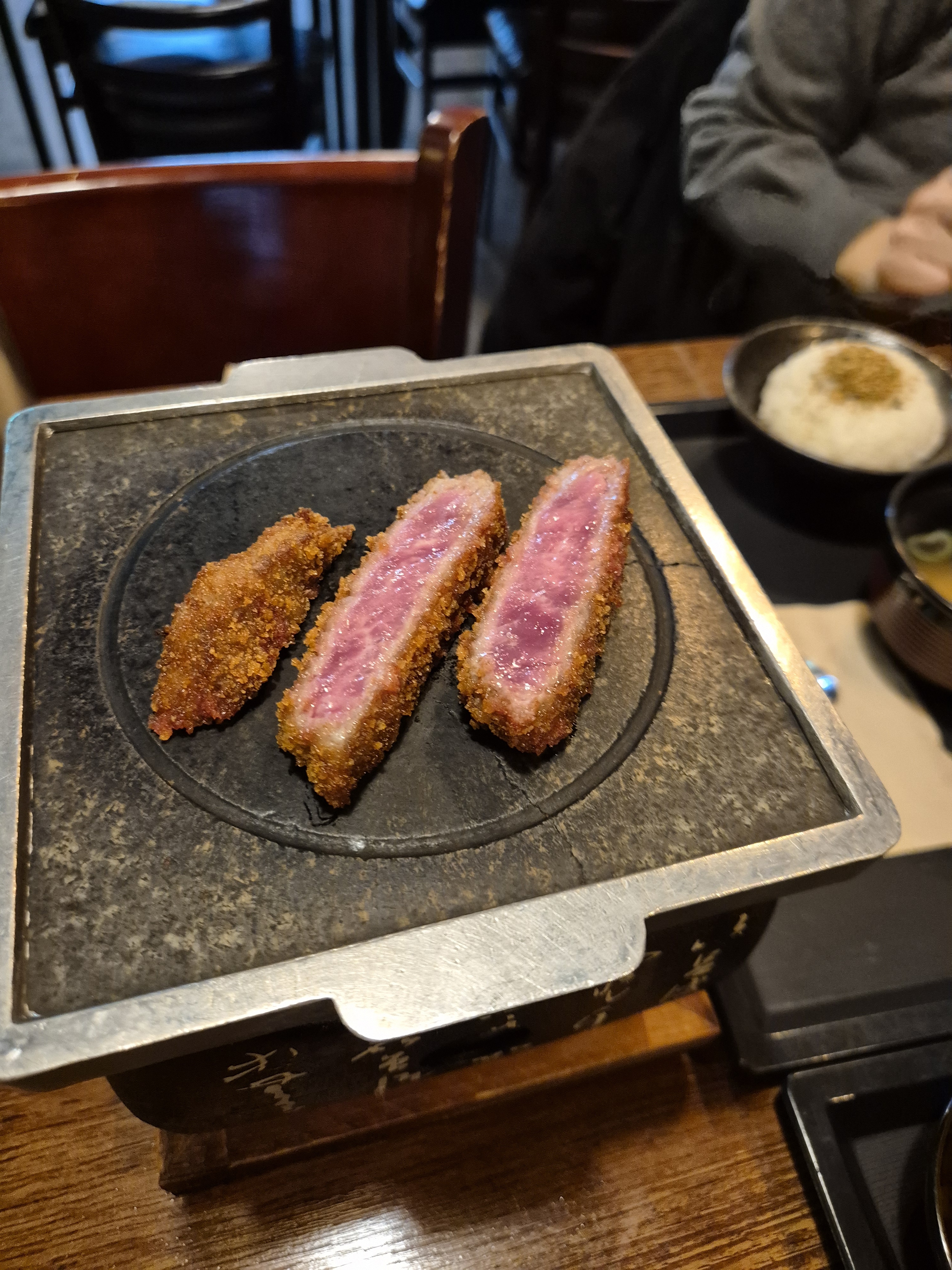 음식이 맛있어요. 그리고 오므라이스 지단이 신기한데 맛도 있어서 다음에 또 오고 싶네요!