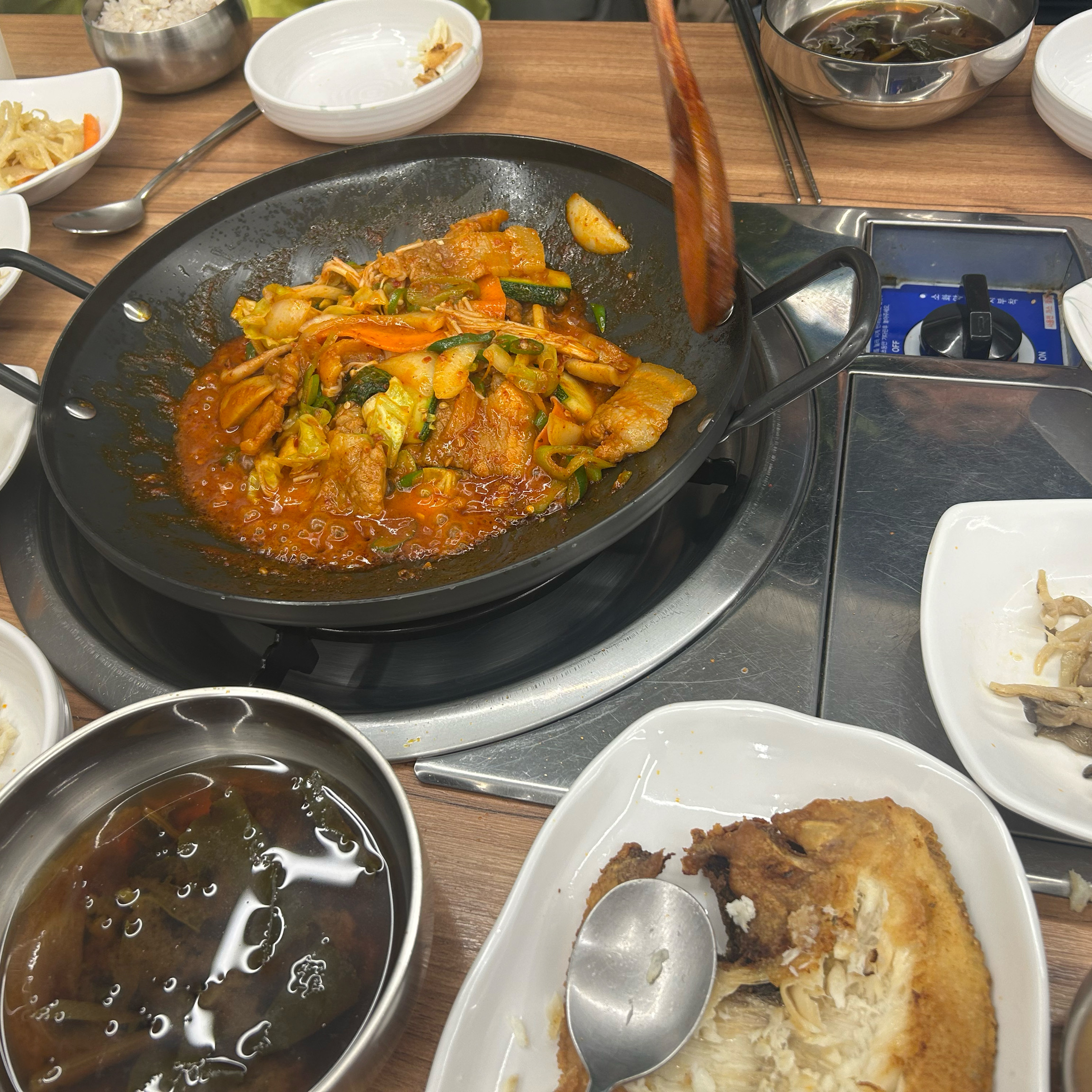 강릉에 아이들과 놀러왔다가 숙소근처에 있길래 방문해봤어요 ㅎㅎ 아이들 먹기좋게 반찬도 잘나