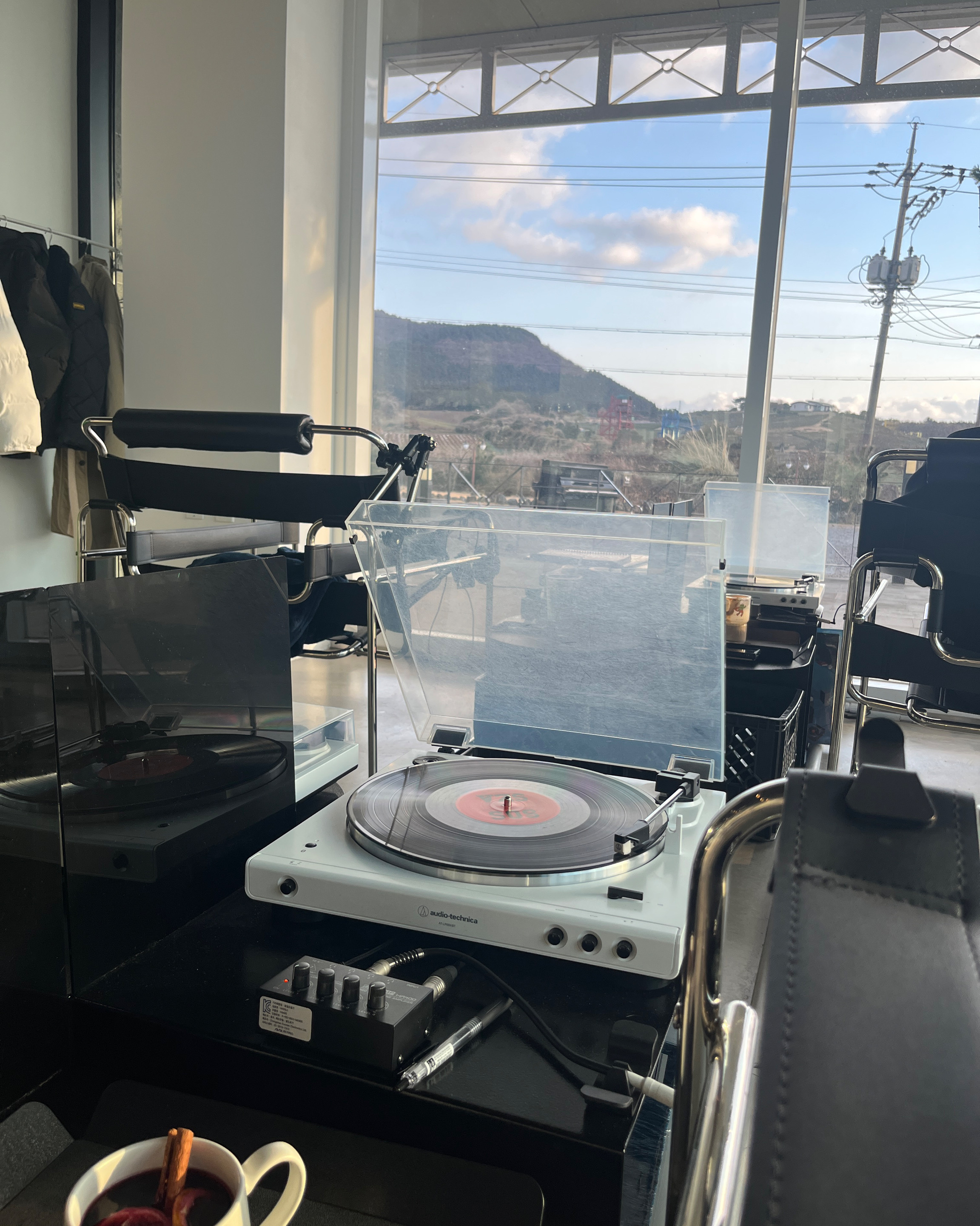 첫 방문이었는데 제가 좋아하는 lp들도 많고 운좋게 암전타임도 했는데 다들 헤드셋을 빼고 