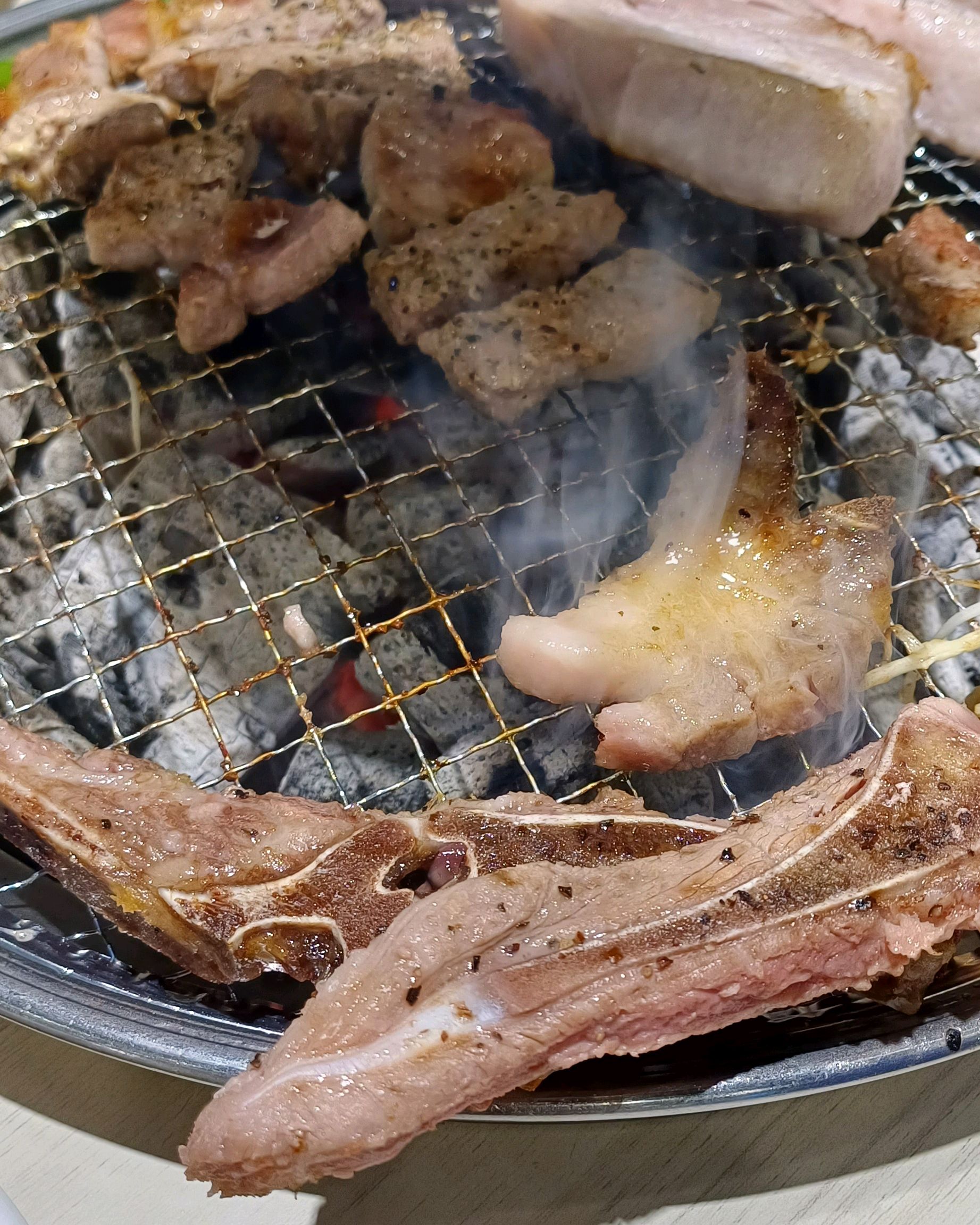 목동역에서 가깝고 평일에 맛있고 여유롭게 먹을 수 있어요. 팥빙수에 사이드가 풍부해요. 추