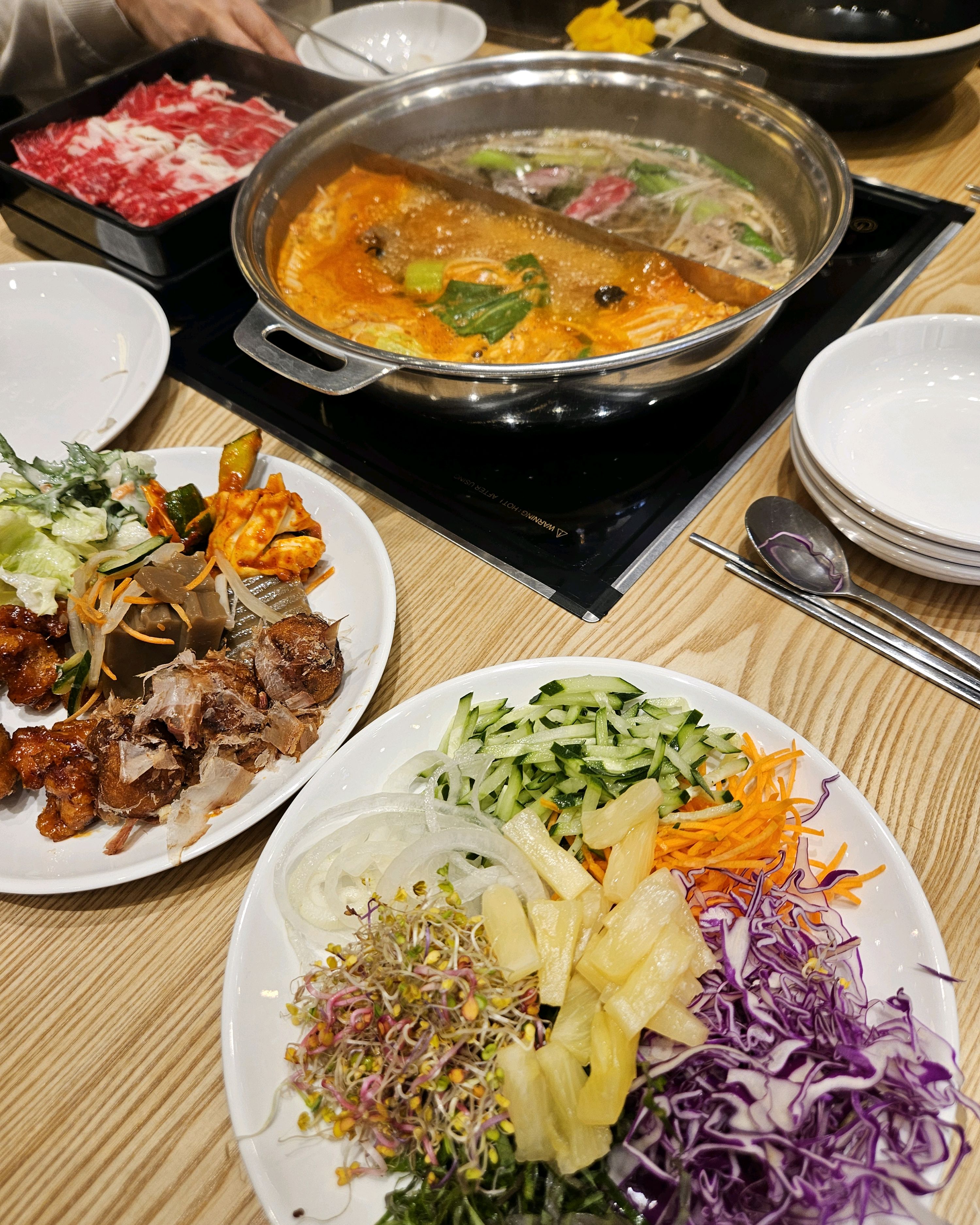손님이 많아서 회전율이 빨라서 야채는 신선하고 고기의 질도 좋았어요~! 월남쌈이랑 샤브샤브