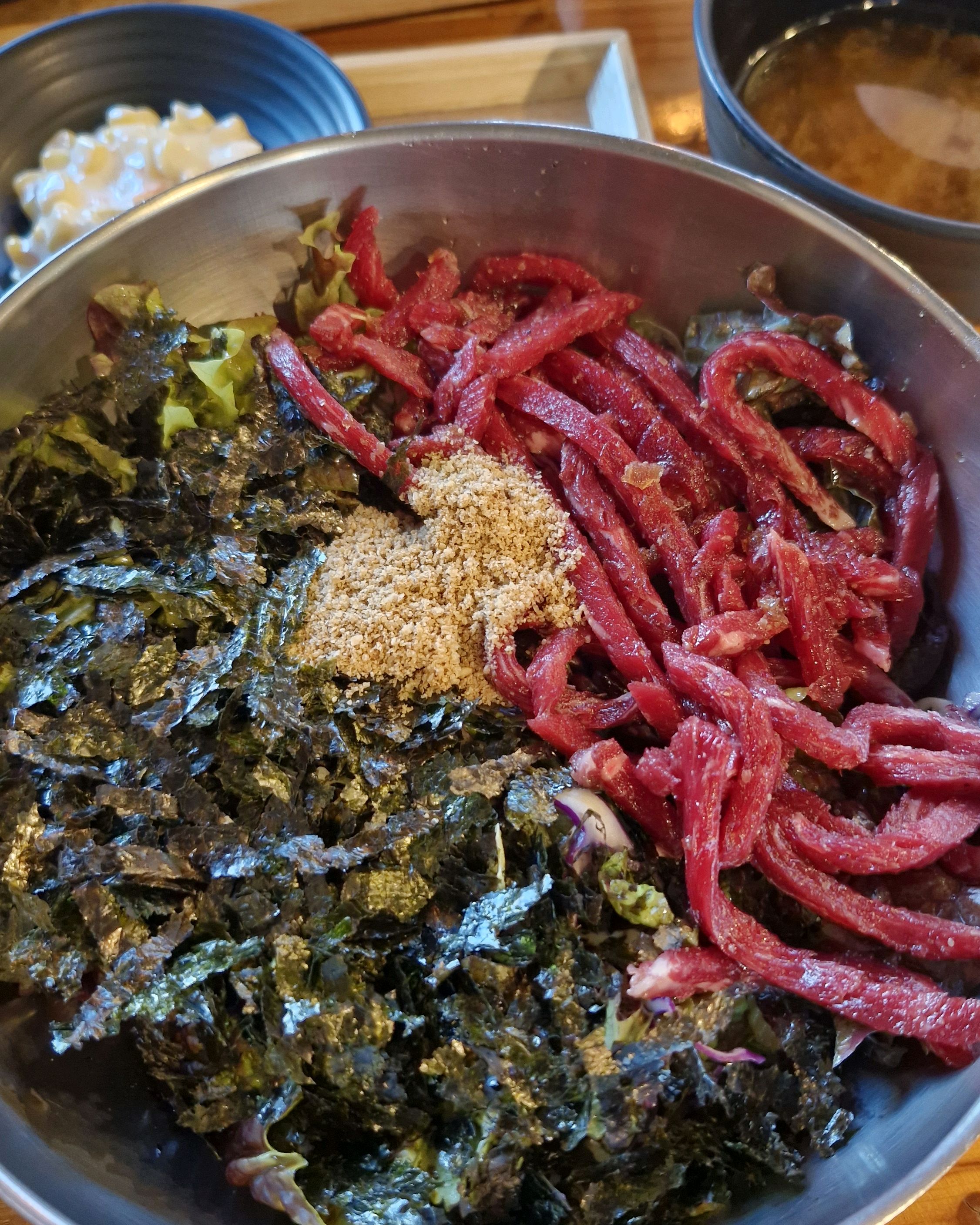 육회비빔밥, 치즈 떡갈비 시켰어요. - 경포대 맛집 강문떡갈비