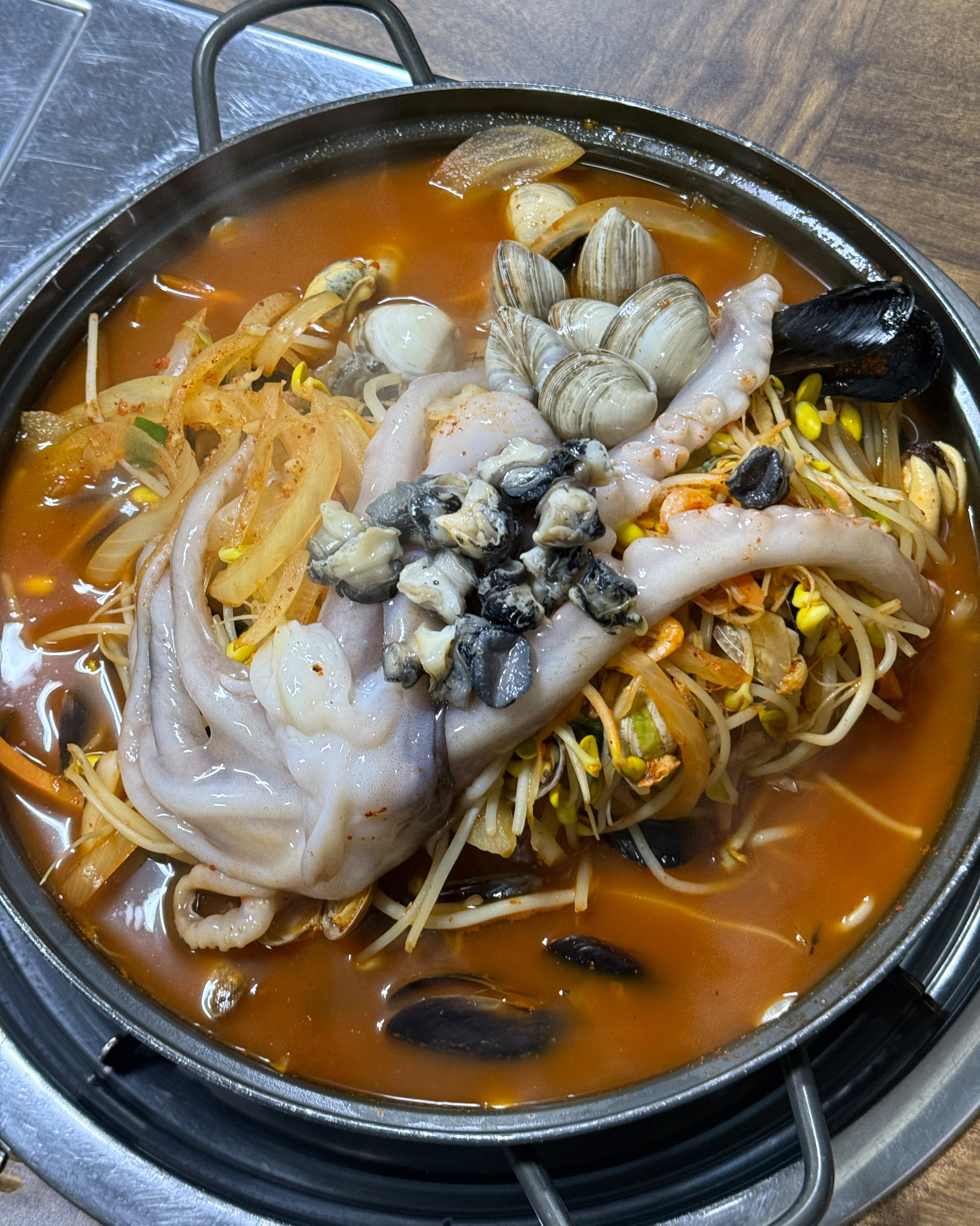 웨이팅 긴 건 알고 있어서 맘 먹고 갔는데도 금요일이라 그런지 2시간 넘게 웨이팅 했어요.