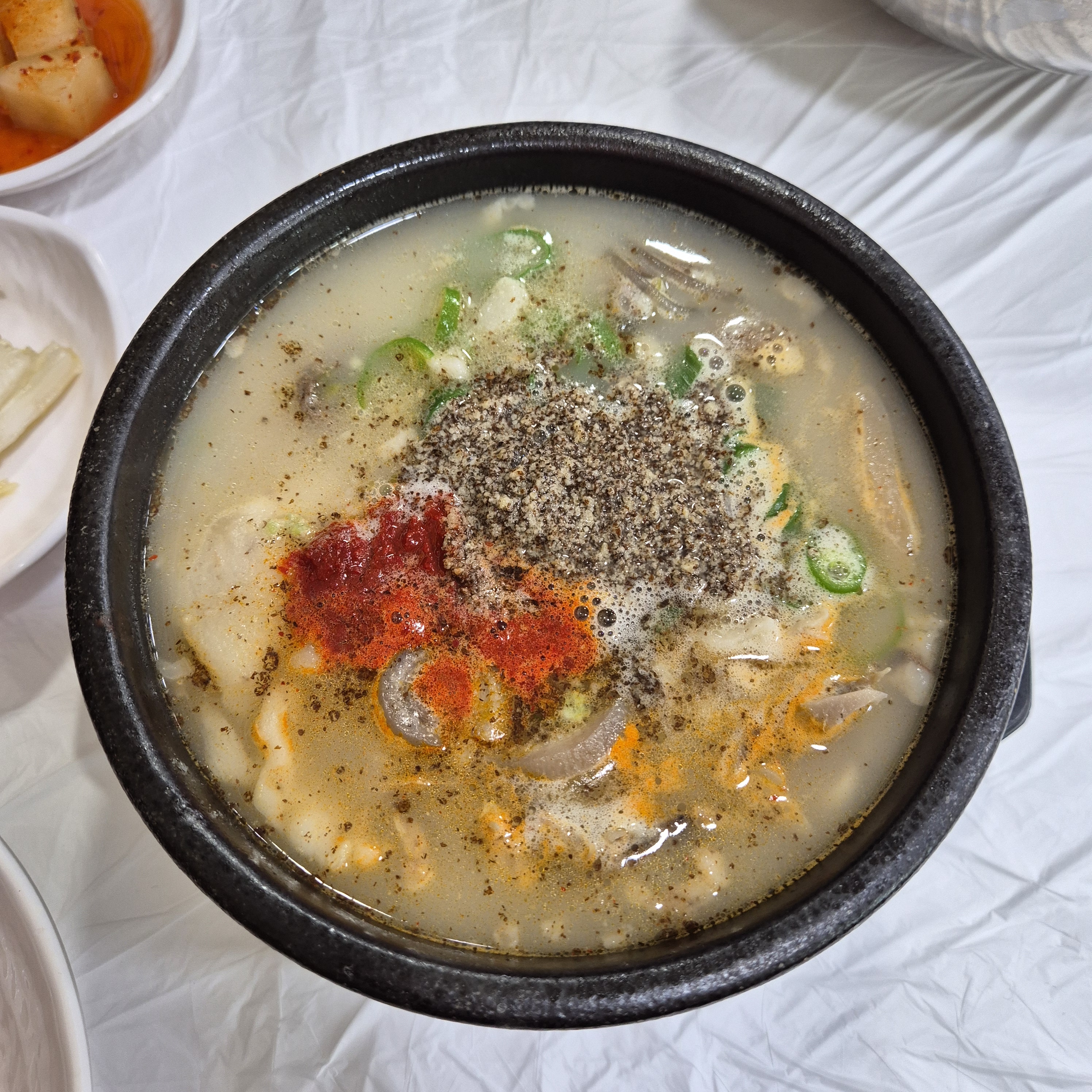 기본찬들도 밥도둑으로 완전 잘 나오는데 - 아바이마을 맛집 아바이마을고원