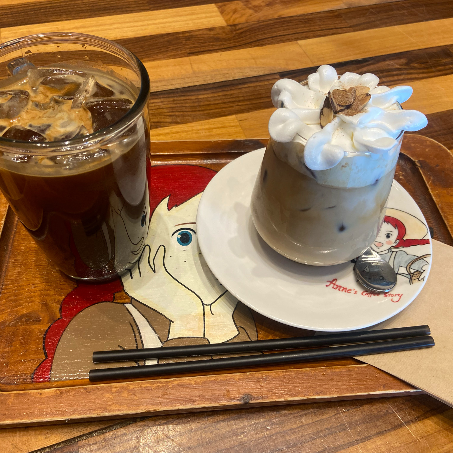 시그니처 메뉴 중 하나인 헤이즐럿라떼랑 아메리카노, 커피콩빵 진짜 맛있네용. 무엇보다 들어