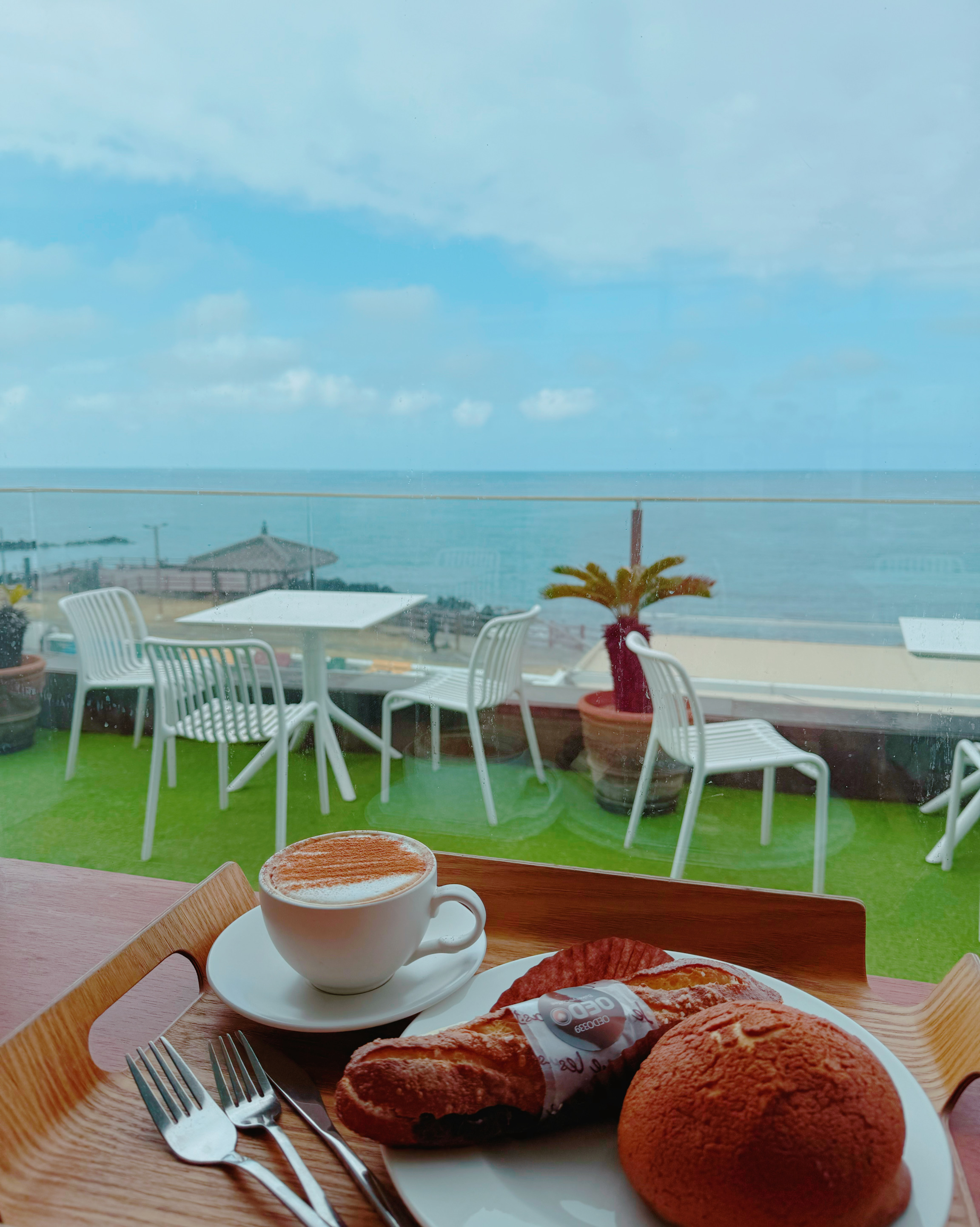 신랑이랑 데이트하러 왔어요~ 애견동반 카페라서 예쁜 강아지들도 많고 뷰도 정말 멋있네요^^