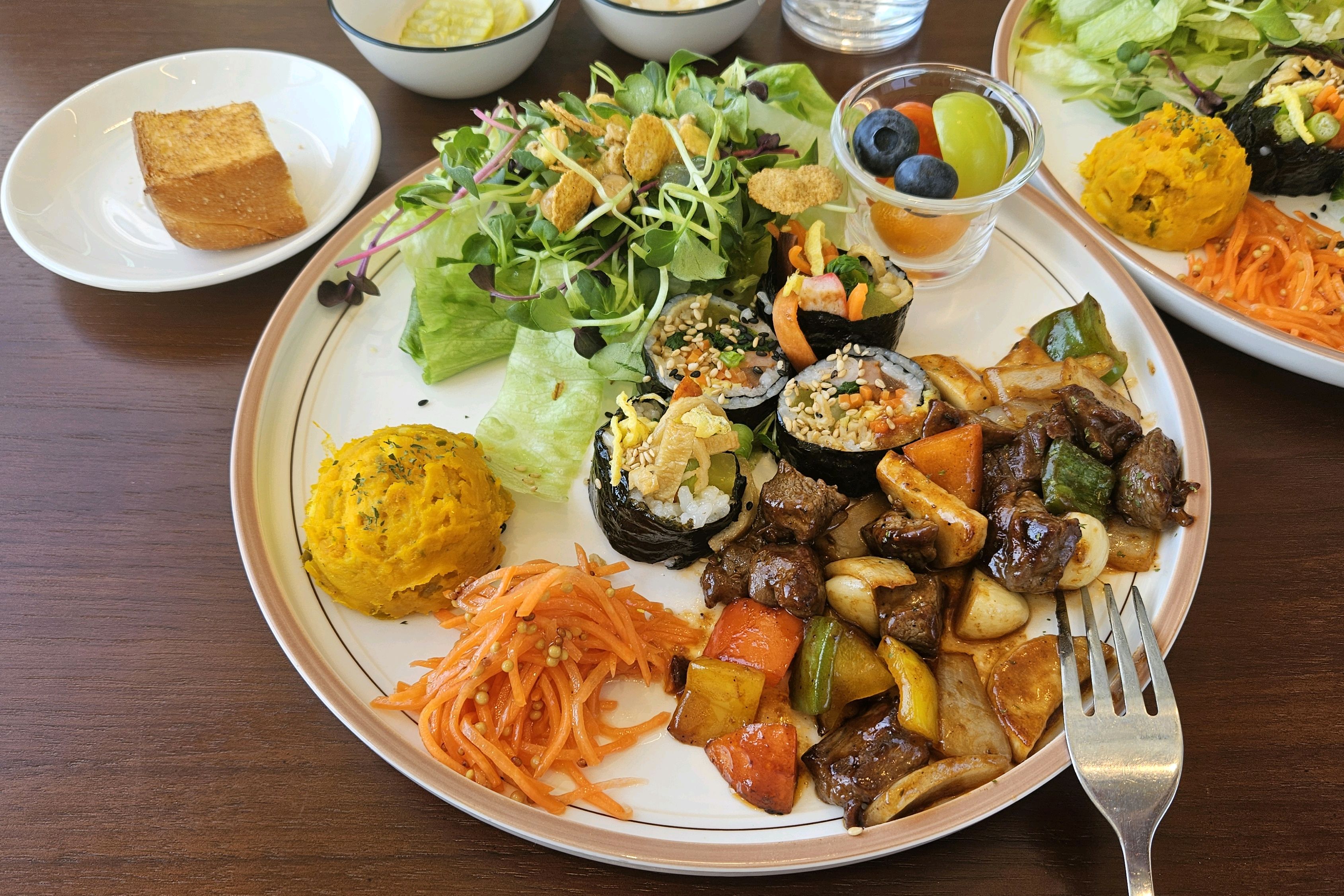 일반 브런치가게랑 다르게 구성이 특이하고 다양하게 먹을수있어서 좋았어요~김밥이 들어간 브런
