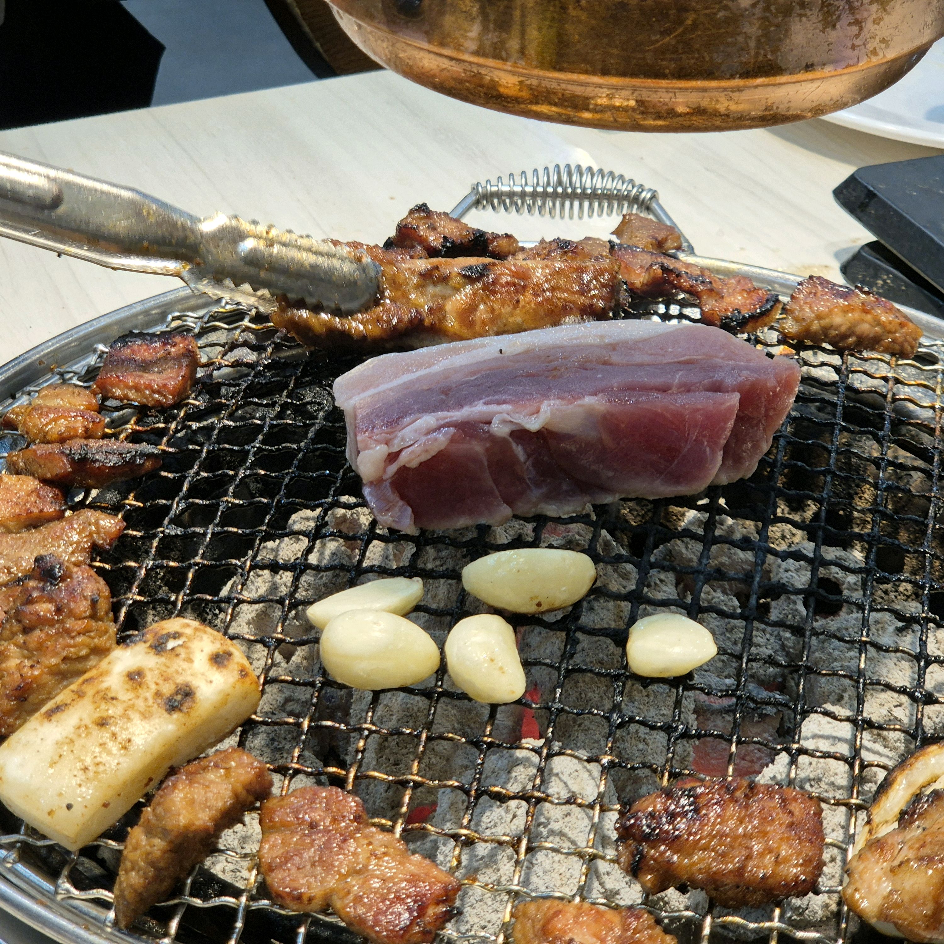 명륜 진사갈비에 양념돼지갈비만 있는 줄 알았더니 닭갈비 삼겹살 껍데기 등갈비 등등 고기 종