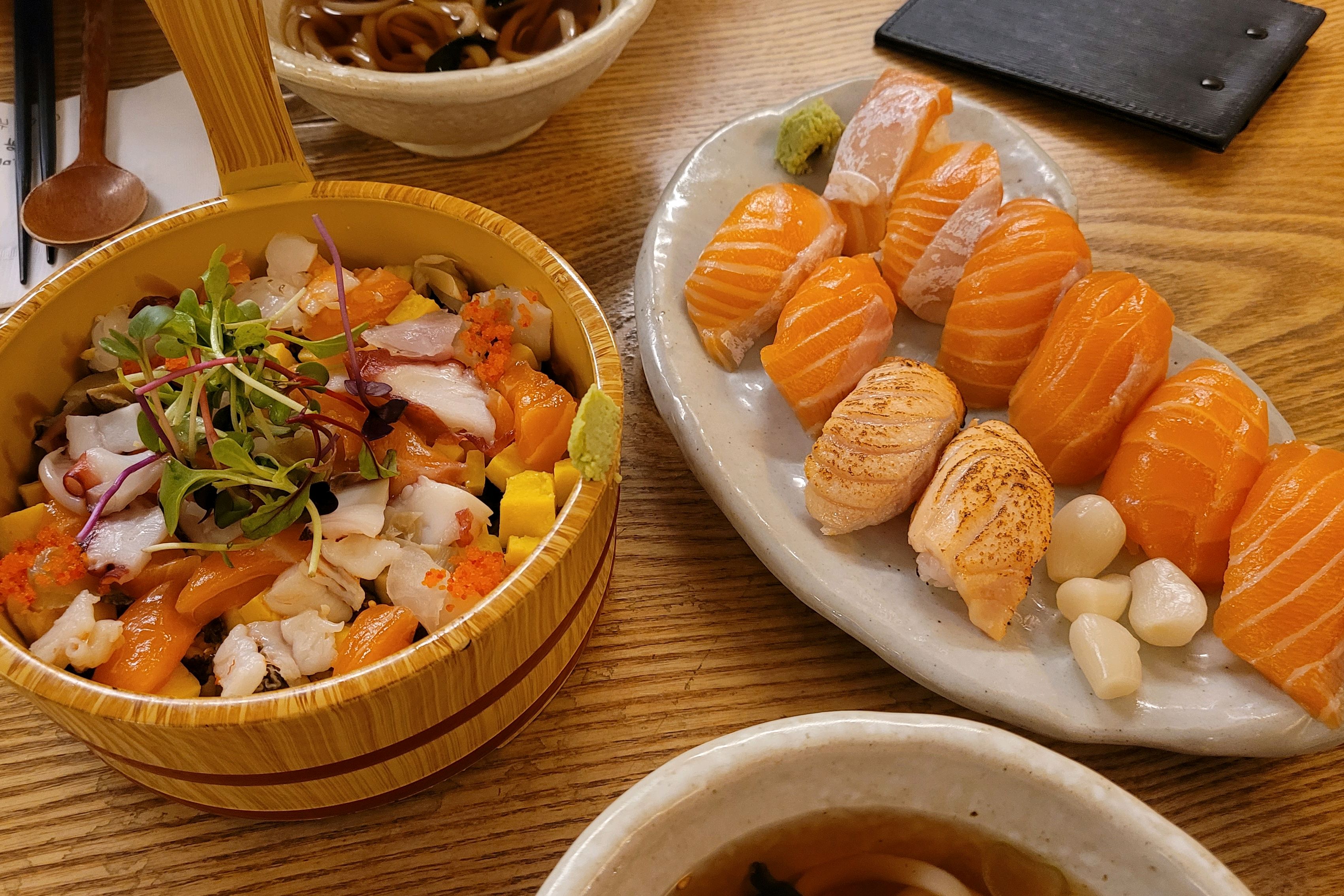 생연어초밥 진짜 맛있고 원하는 개수만큼 구워주시는데 구운 연어 초밥도 맛있어요~회덮밥은 회