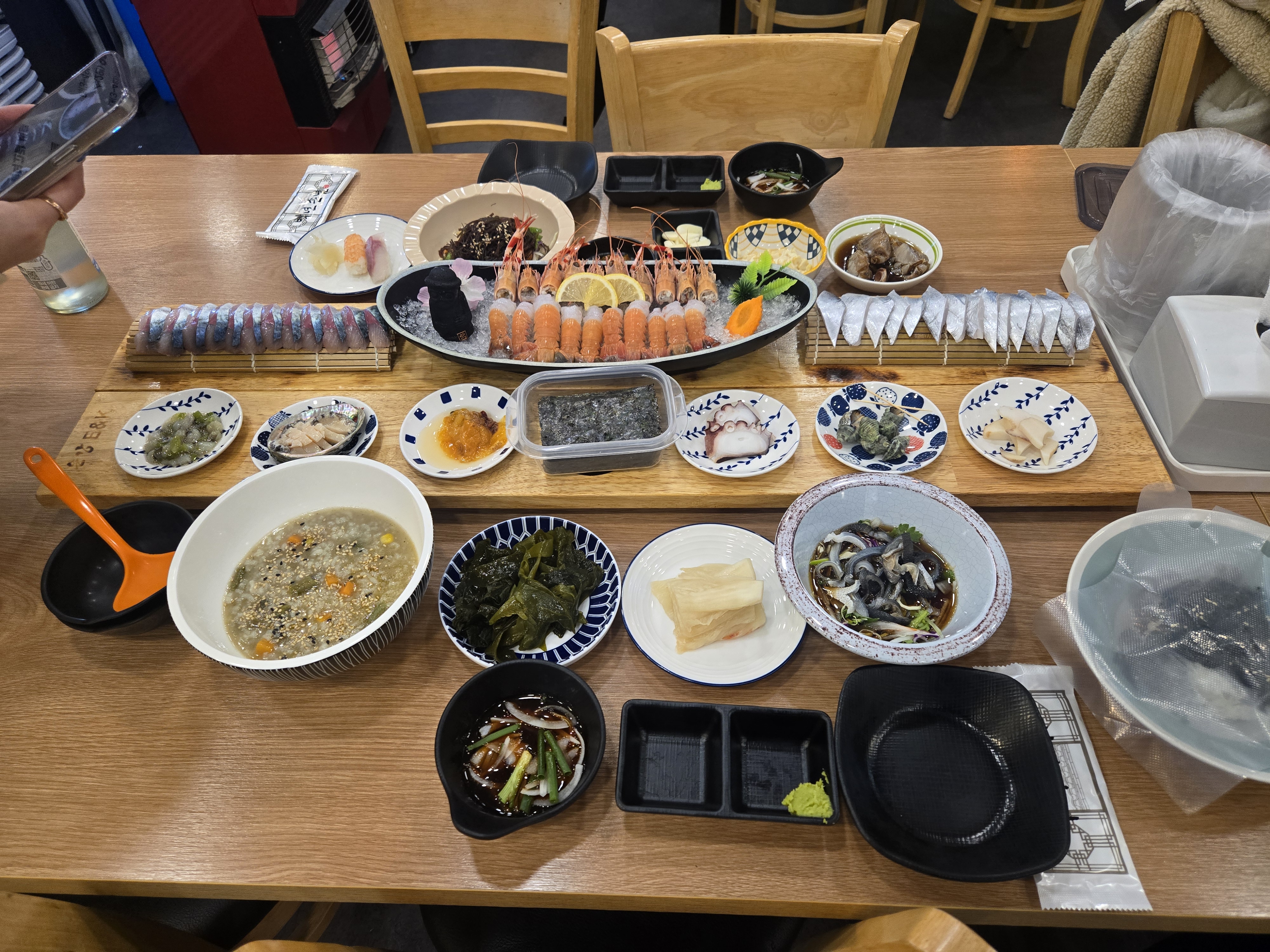 제주도에 저녁에 도착해서 여자 친구와 첫끼로 먹음 딱새우, 고등어, 갈치 회 입니당ㅎ 기본