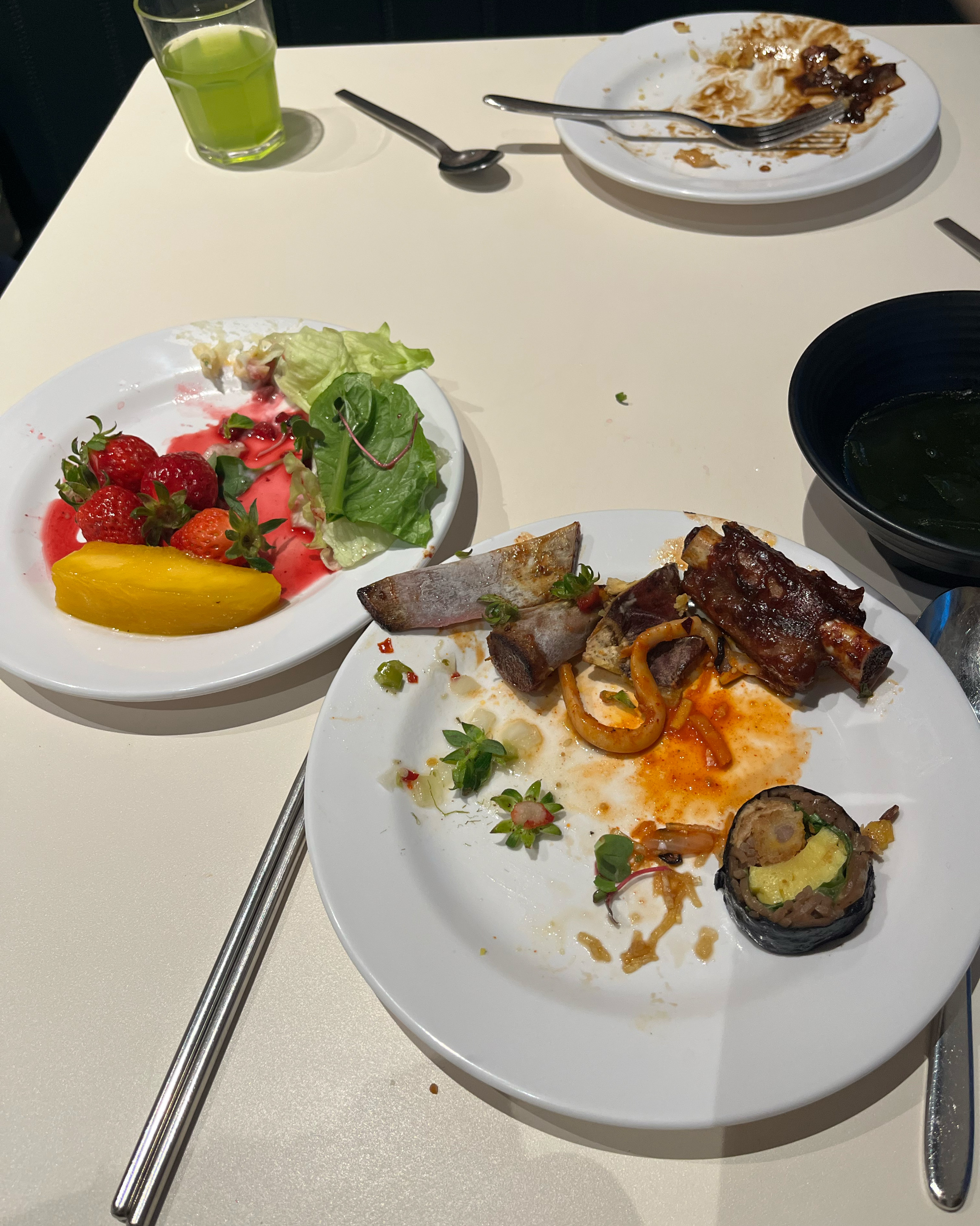 오랜만에 왓어요 배고파서 맨날 노래부르던 에슐리에 왓어요 피스타치로크림있는거 맛잇아요 맛있