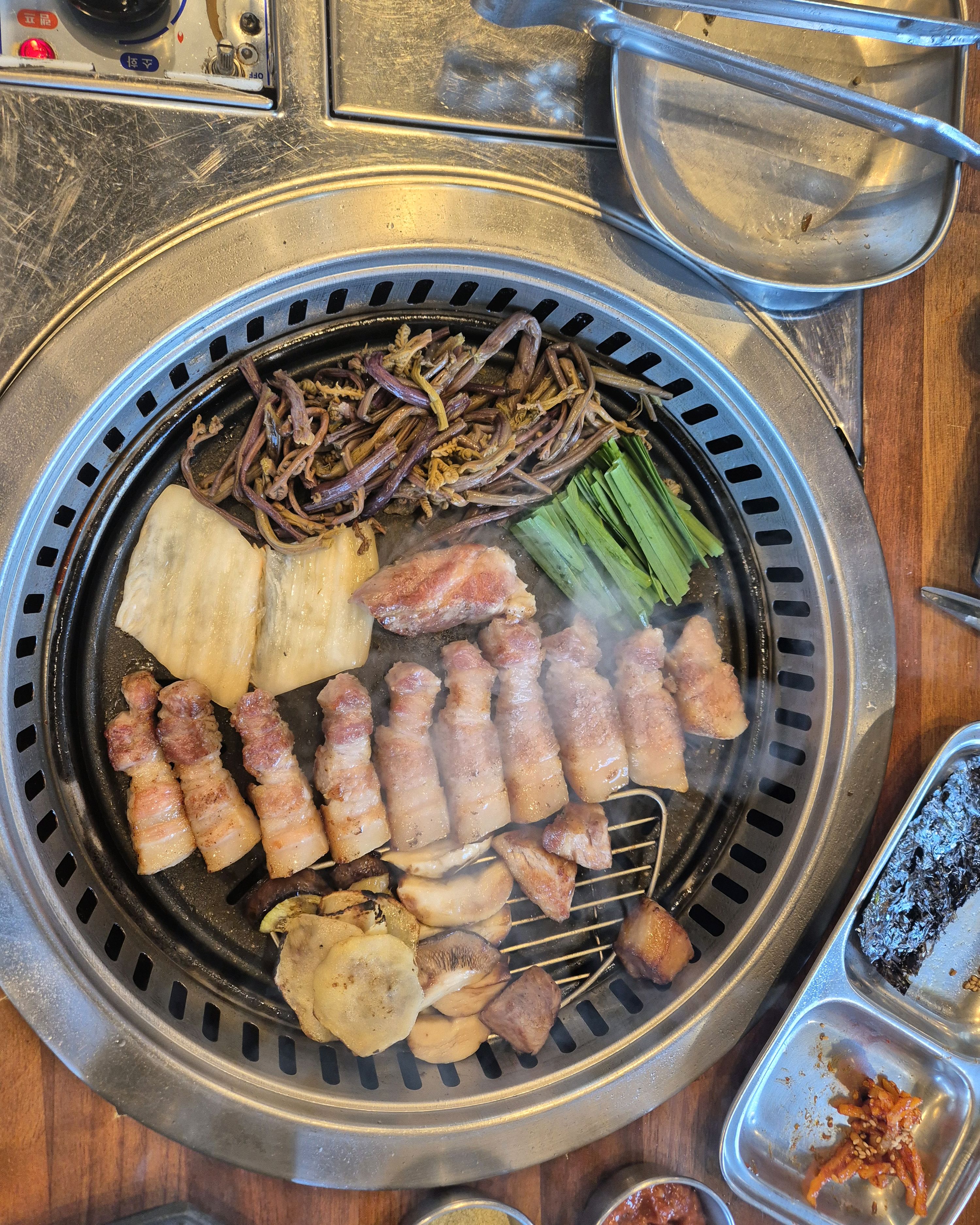 분위기 있고 친절하고 직원분이 잘구워주신다 - 송정 맛집 구덕포끝집고기