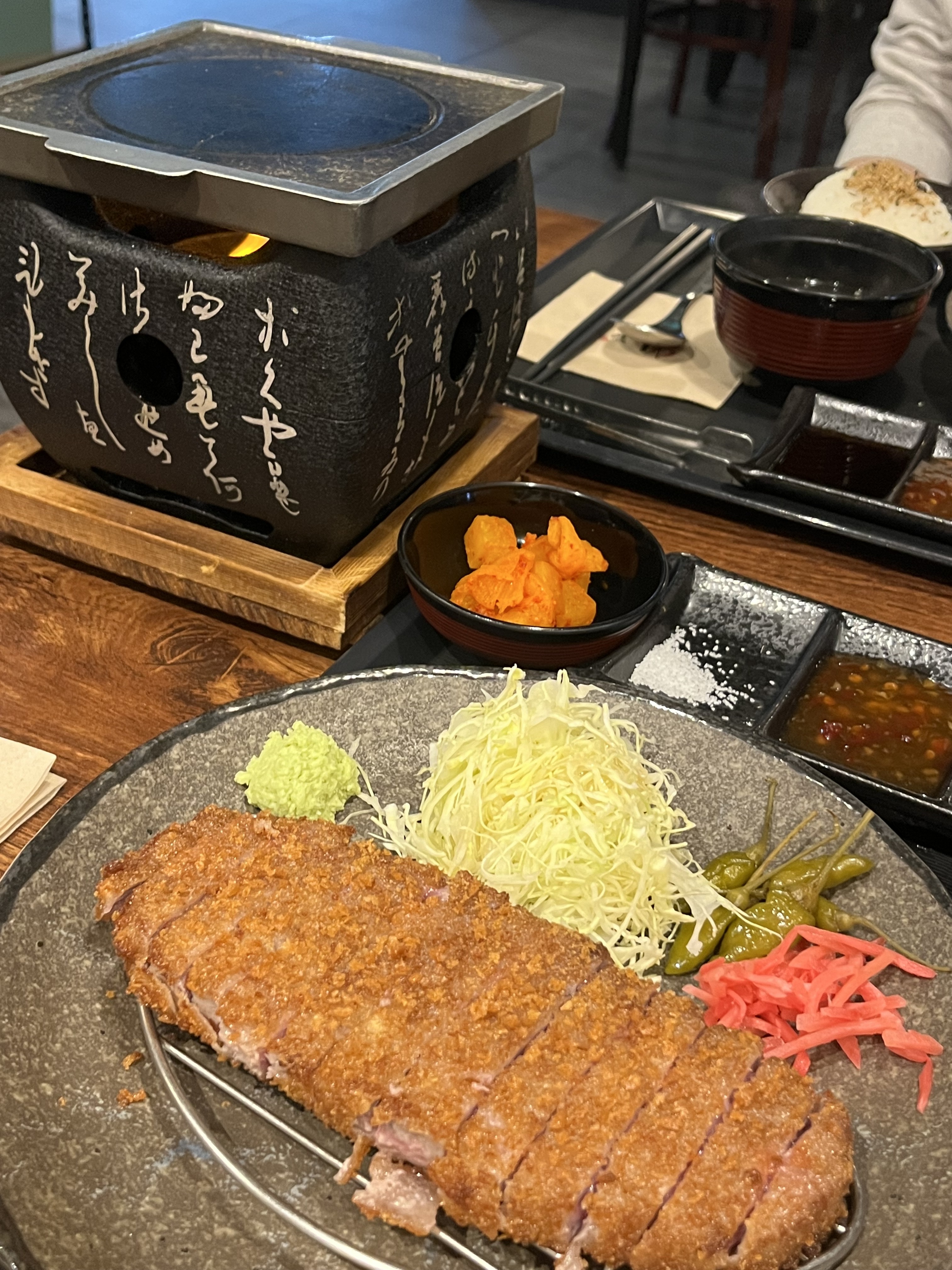 고기가 정말 부드럽고 맛있어요! 미소된장국, 밥, 규카츠의 조합은 👍🏻👍🏻👍🏻 다음에 또