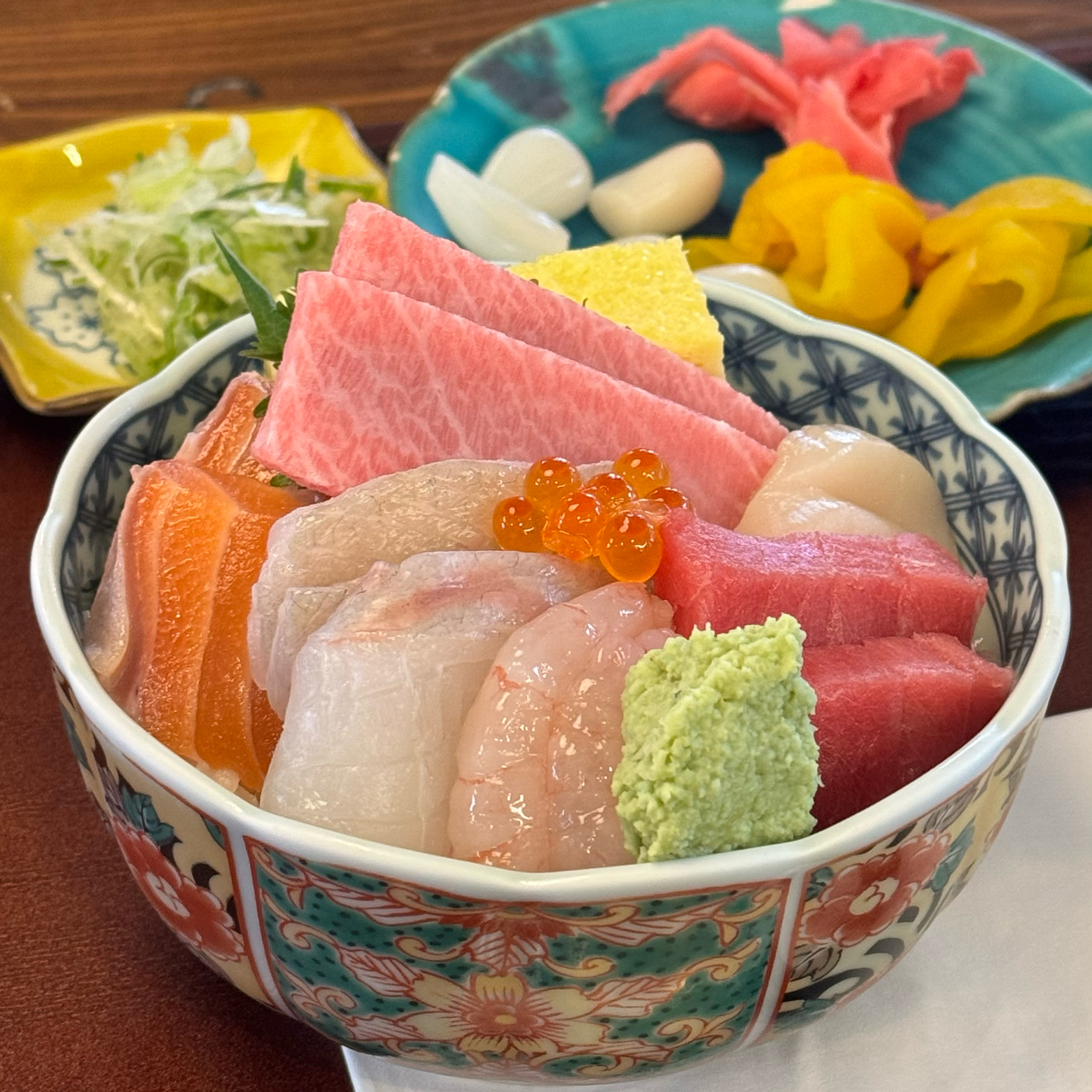 강릉 첫 점심 최고의 선택. 싱싱한 참치와 오색 빛깔의 신선한 회가 한점한점 식감이 너무