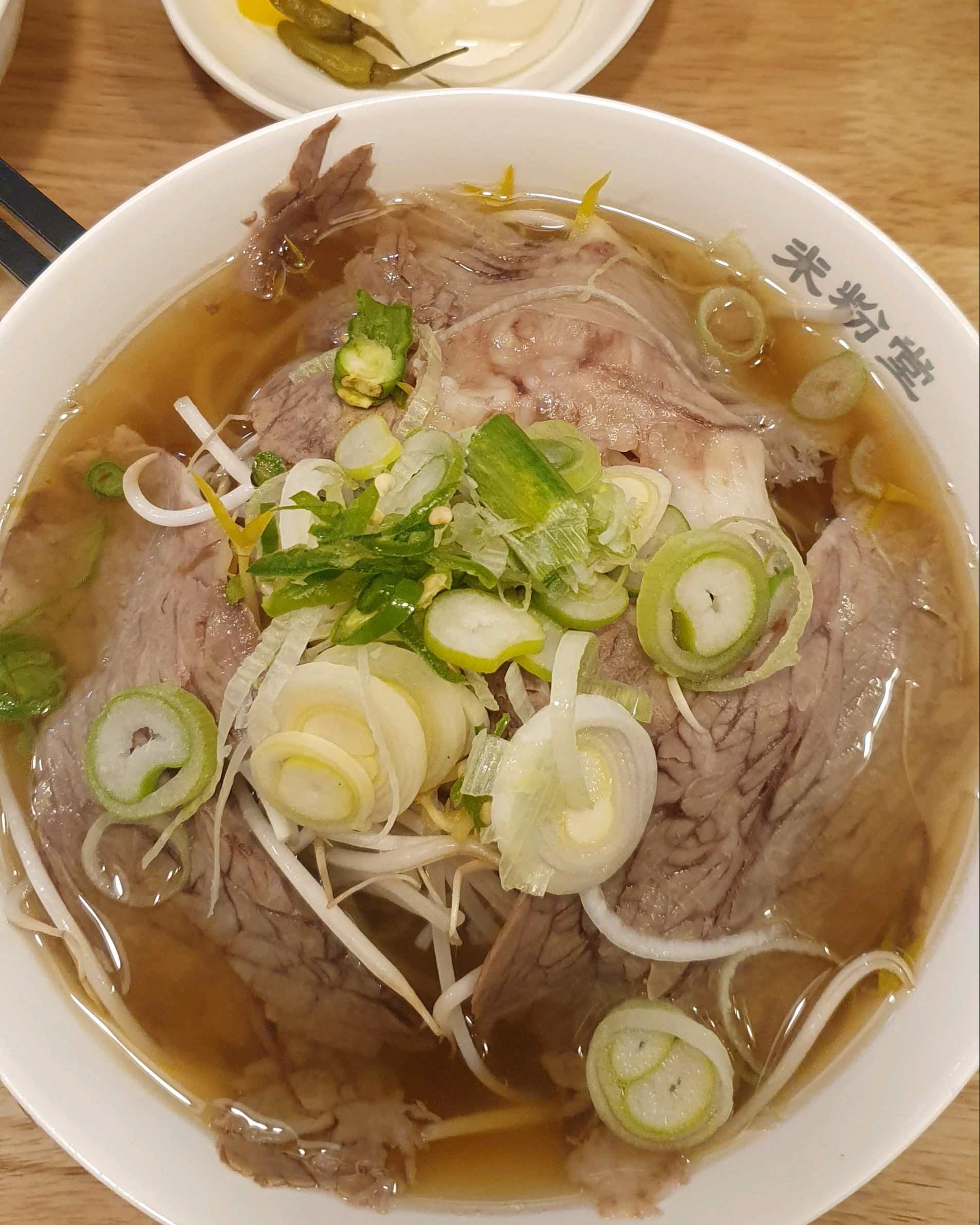 매장은 잘정리되어있고 머리끈,옷걸이,전기콘센트까지 있어 매우편리하게 이용했습니다!깔끔하고맛
