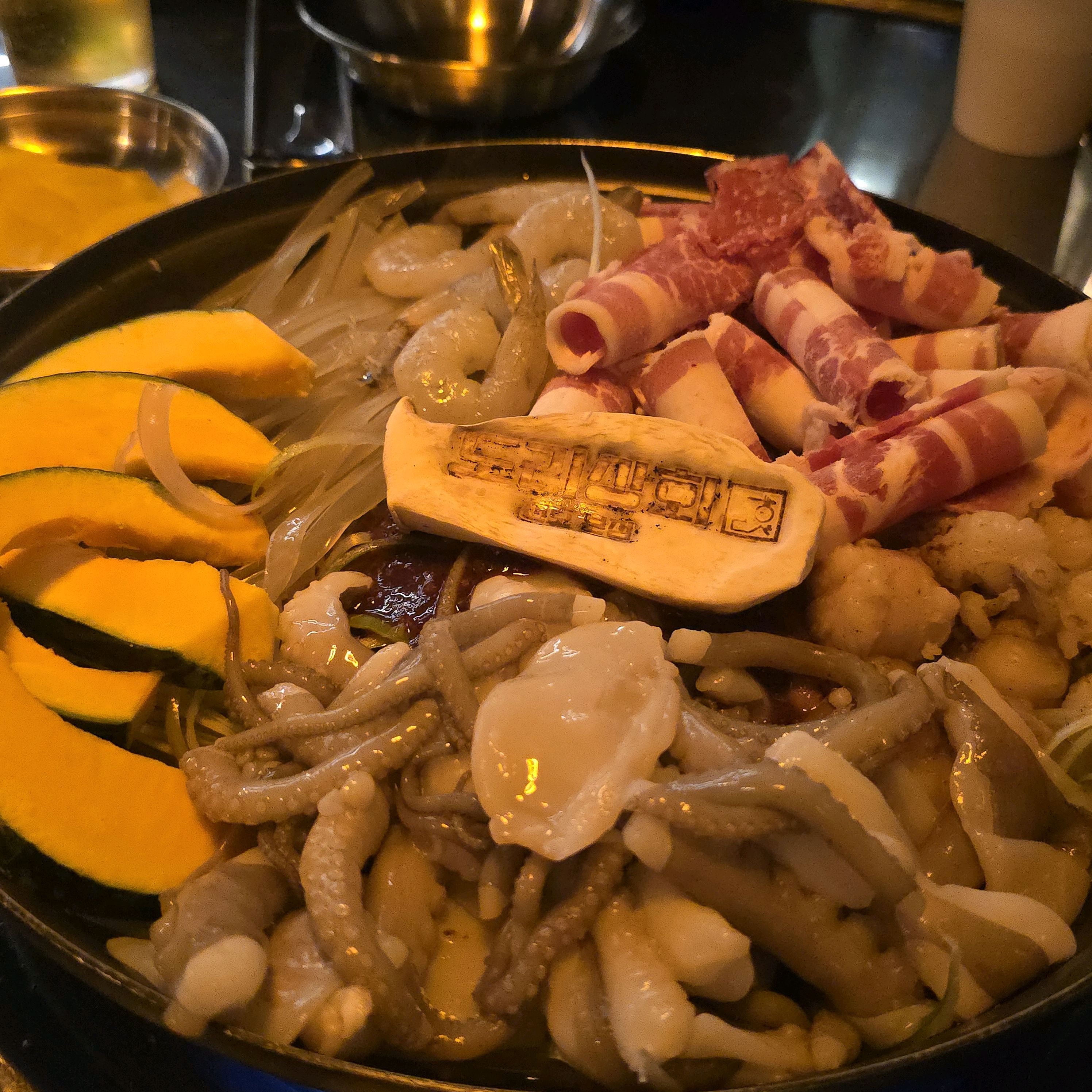 친구가 일이 엄청 늦게끝나서 늦게 갈 수 있는 밥집겸 술집 찾아서 오게되었어요✌🏻 - 천호동 맛집 도리상회 천호본점